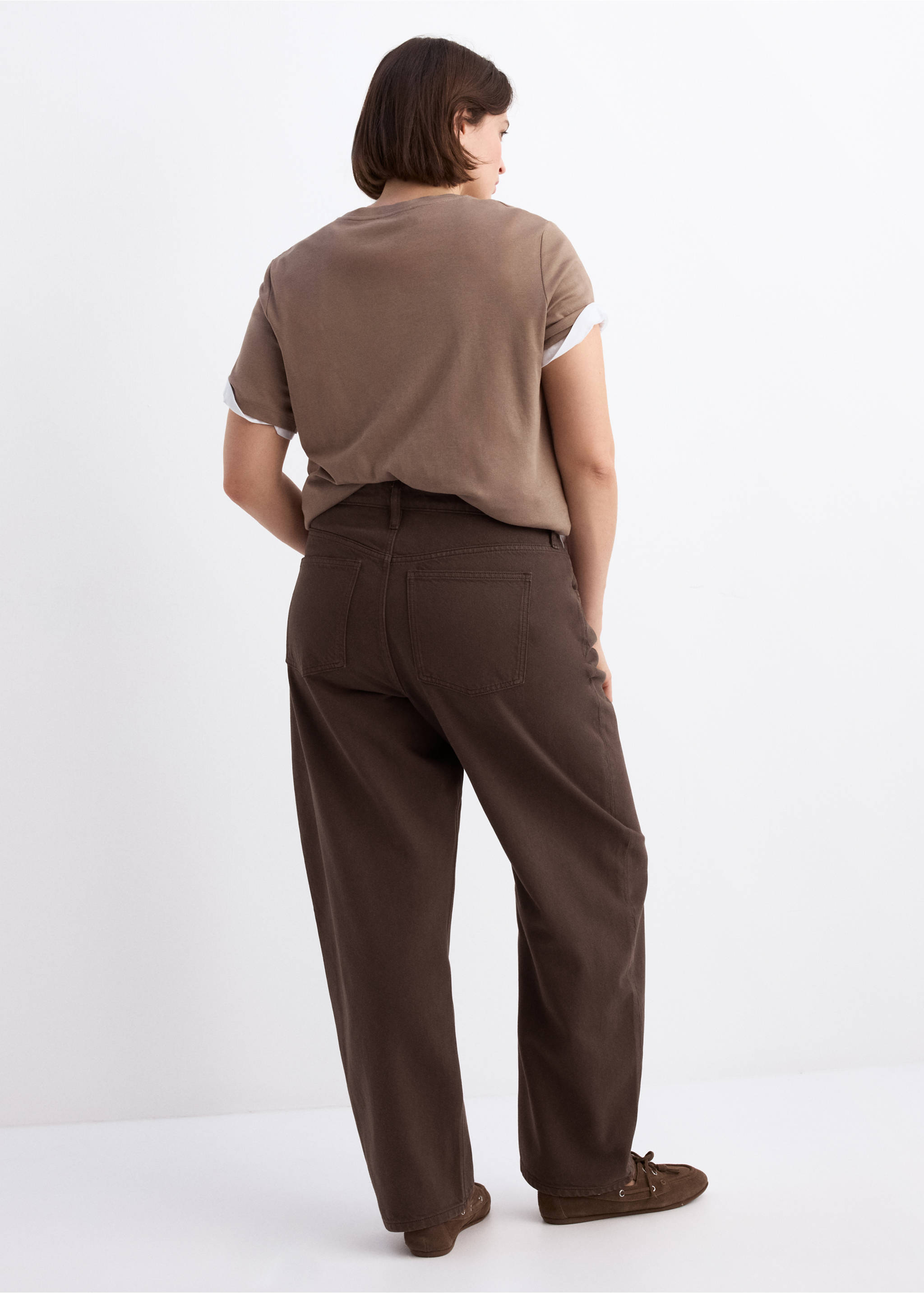 High-waisted barrel jeans - Details of the article 4, Chocolate. Ref: 27013340-00.