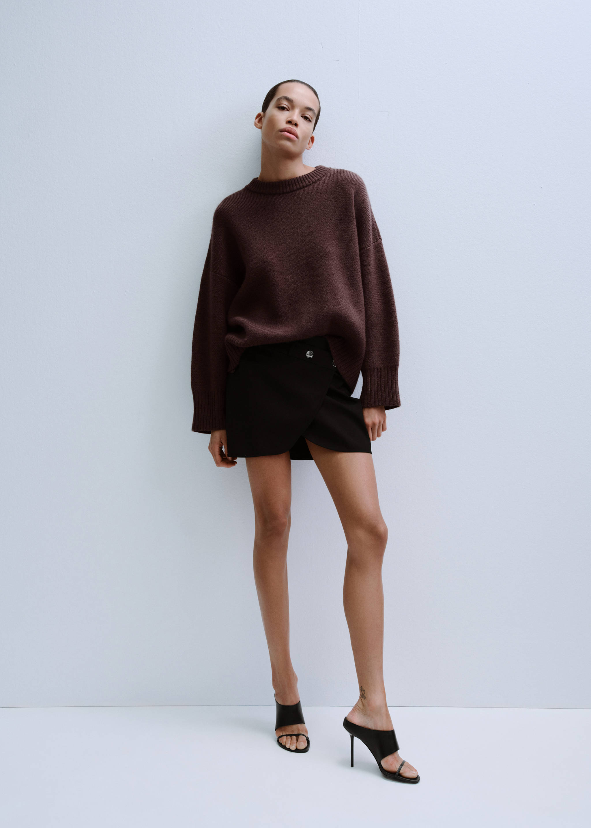Round-neck knitted sweater - General plane