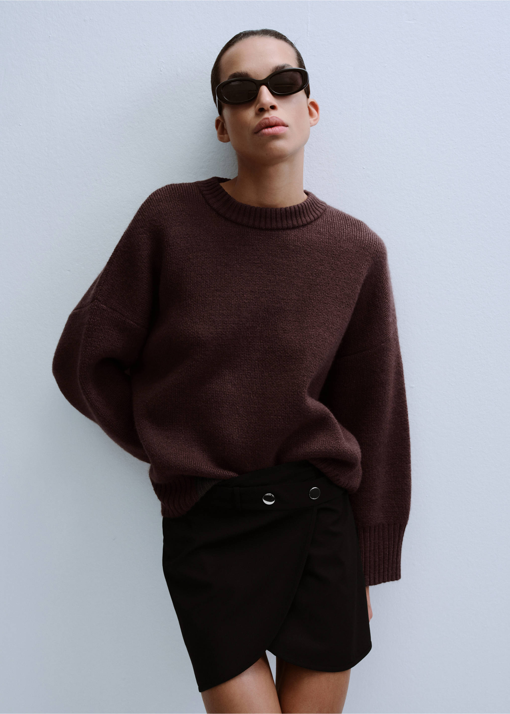 Round-neck knitted sweater - Medium plane, Wine. Ref: 27013343-00.