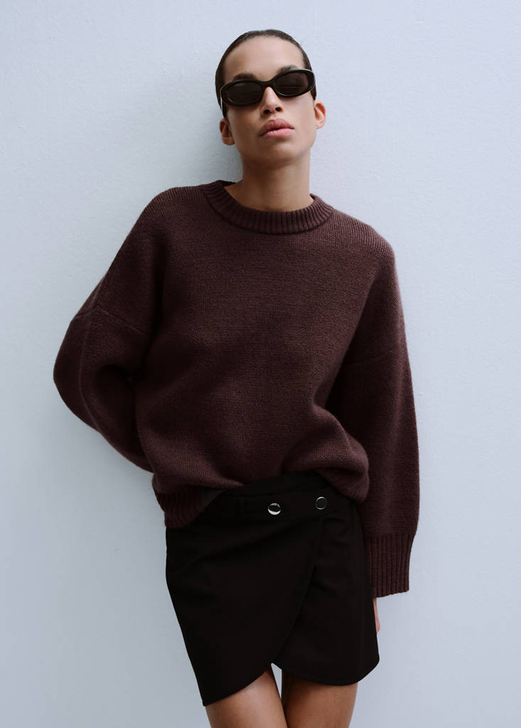 Round-neck knitted sweater