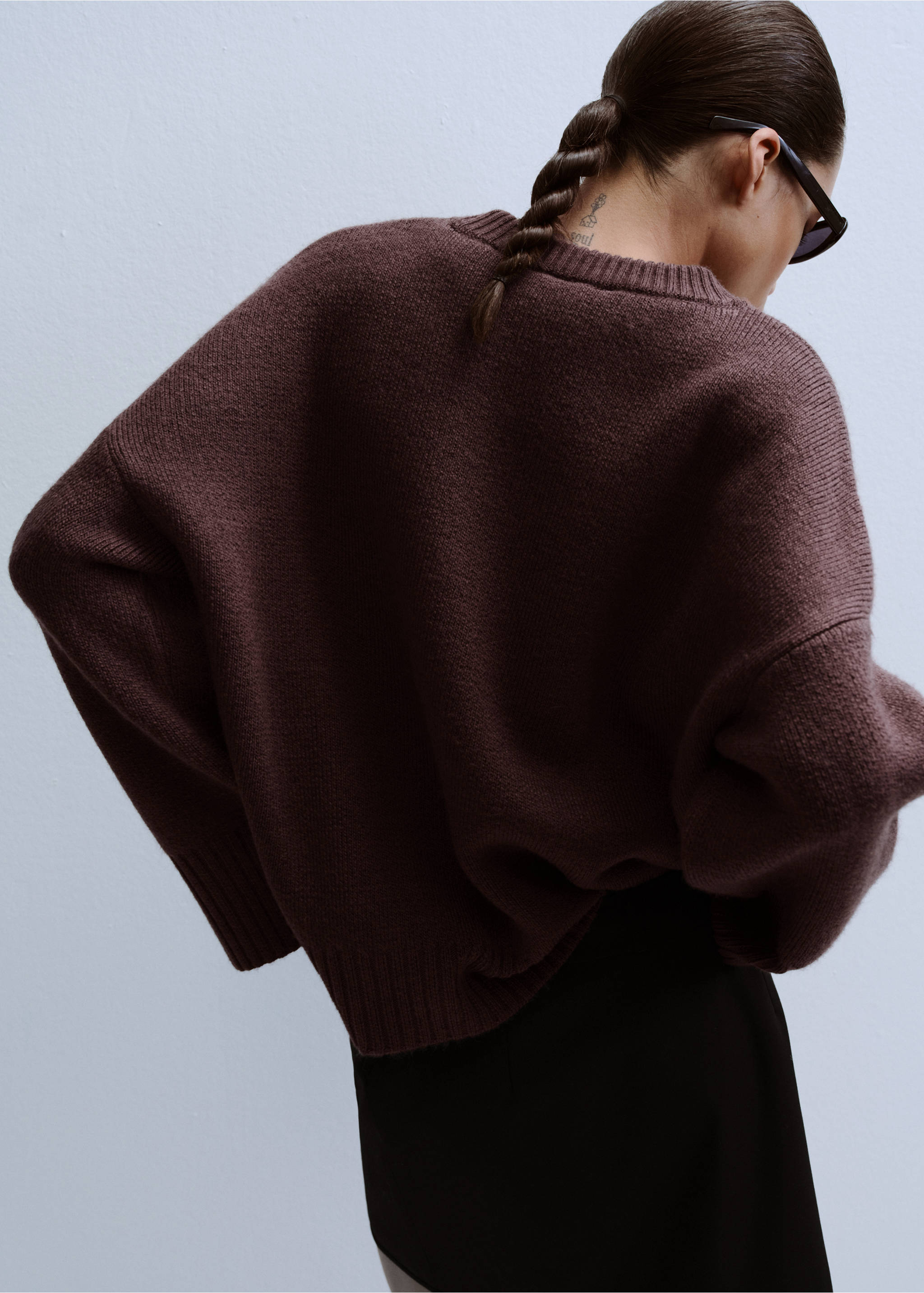 Round-neck knitted sweater - Reverse of the article, Wine. Ref: 27013343-00.