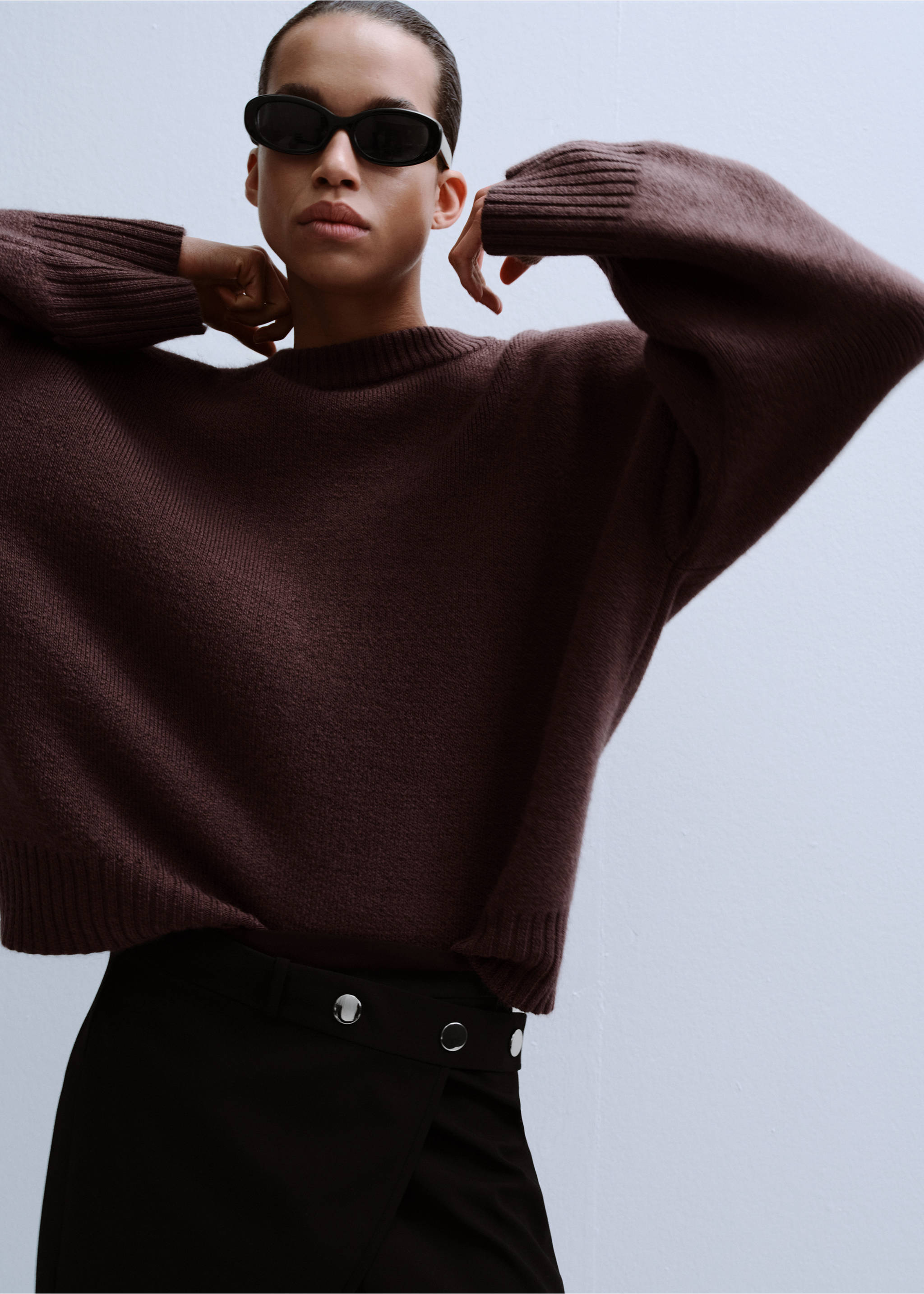 Round-neck knitted sweater - Details of the article 1, Wine. Ref: 27013343-00.