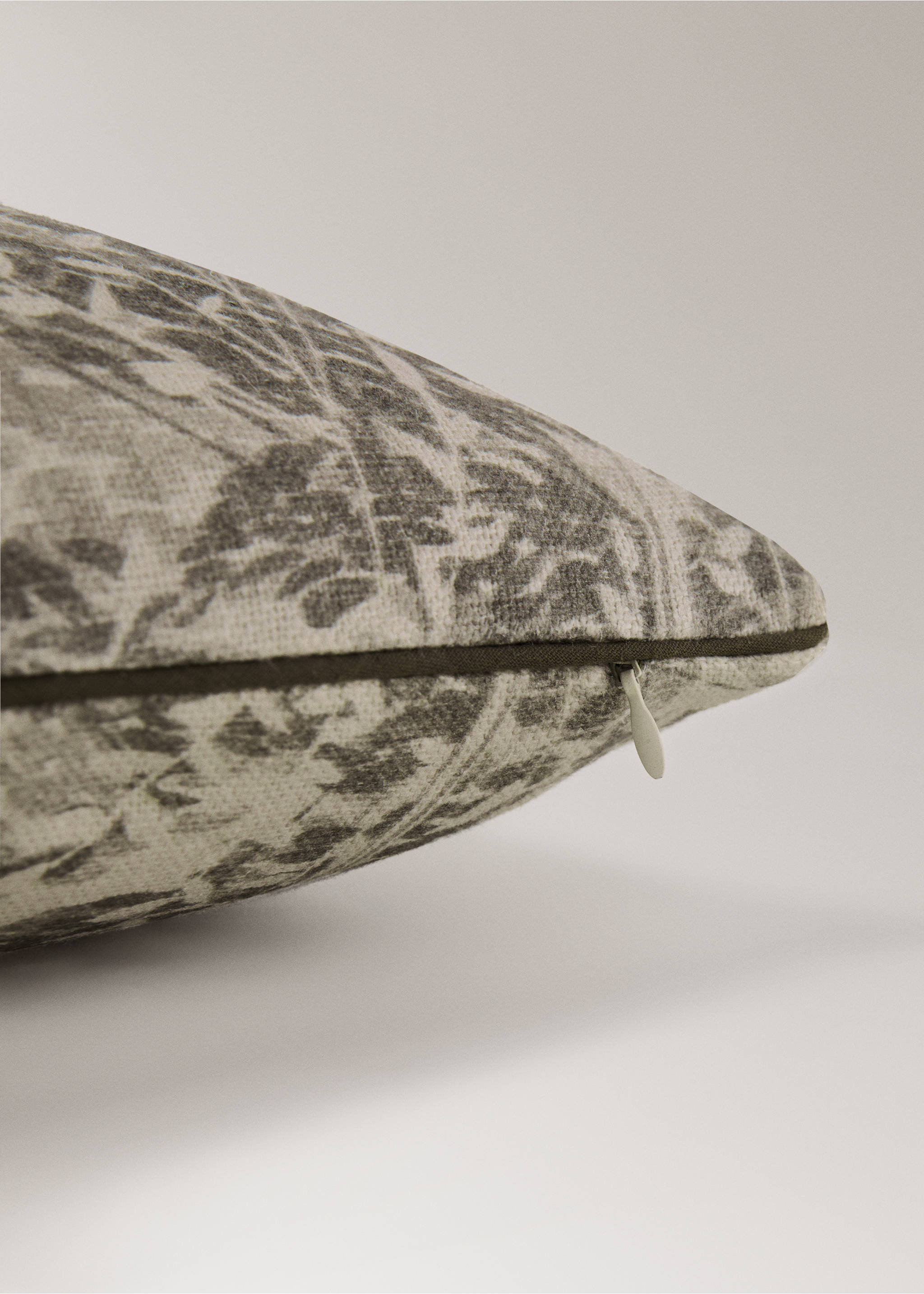 Printed linen cushion cover 50x50 cm - Details of the article 2, Medium Brown. Ref: 27013344-00.