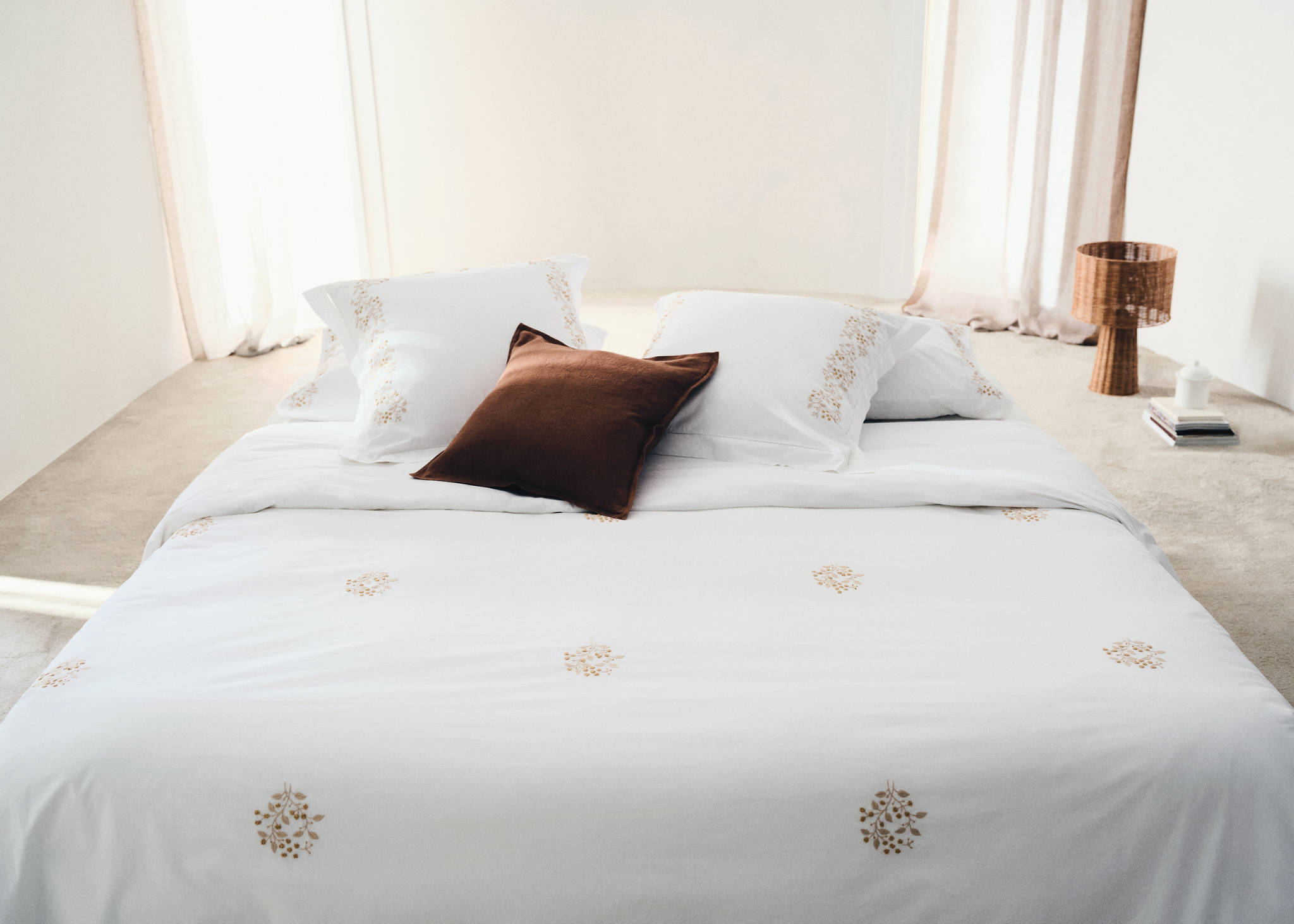 Bettbezug aus Baumwoll-Perkal mit Blumenstickerei, für 150/160 cm Bett - Panoramaansicht