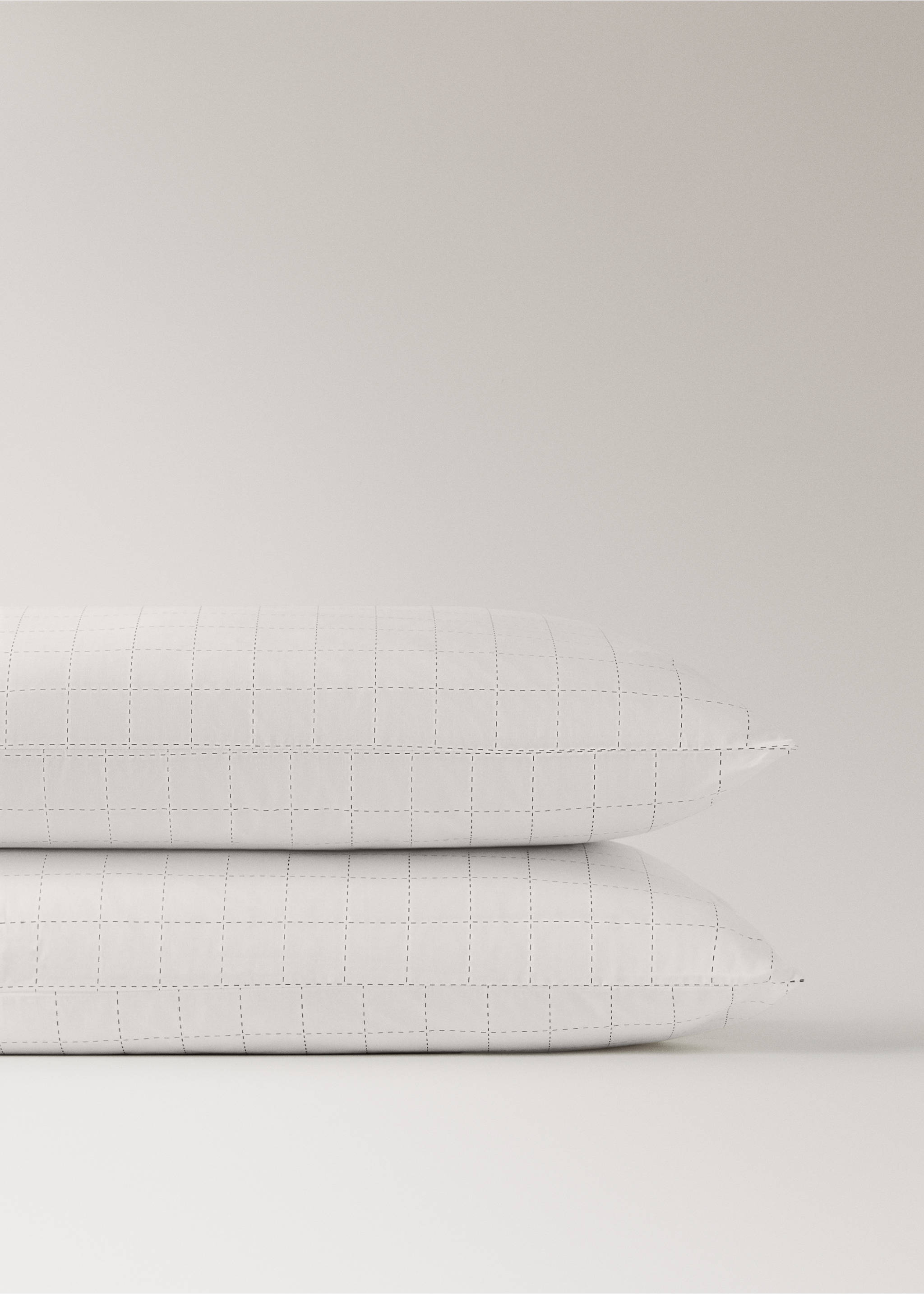 Two percale cotton pillowcases with quilted checks 50x75 cm - Details of the article 1, Off White. Ref: 27013727-00.