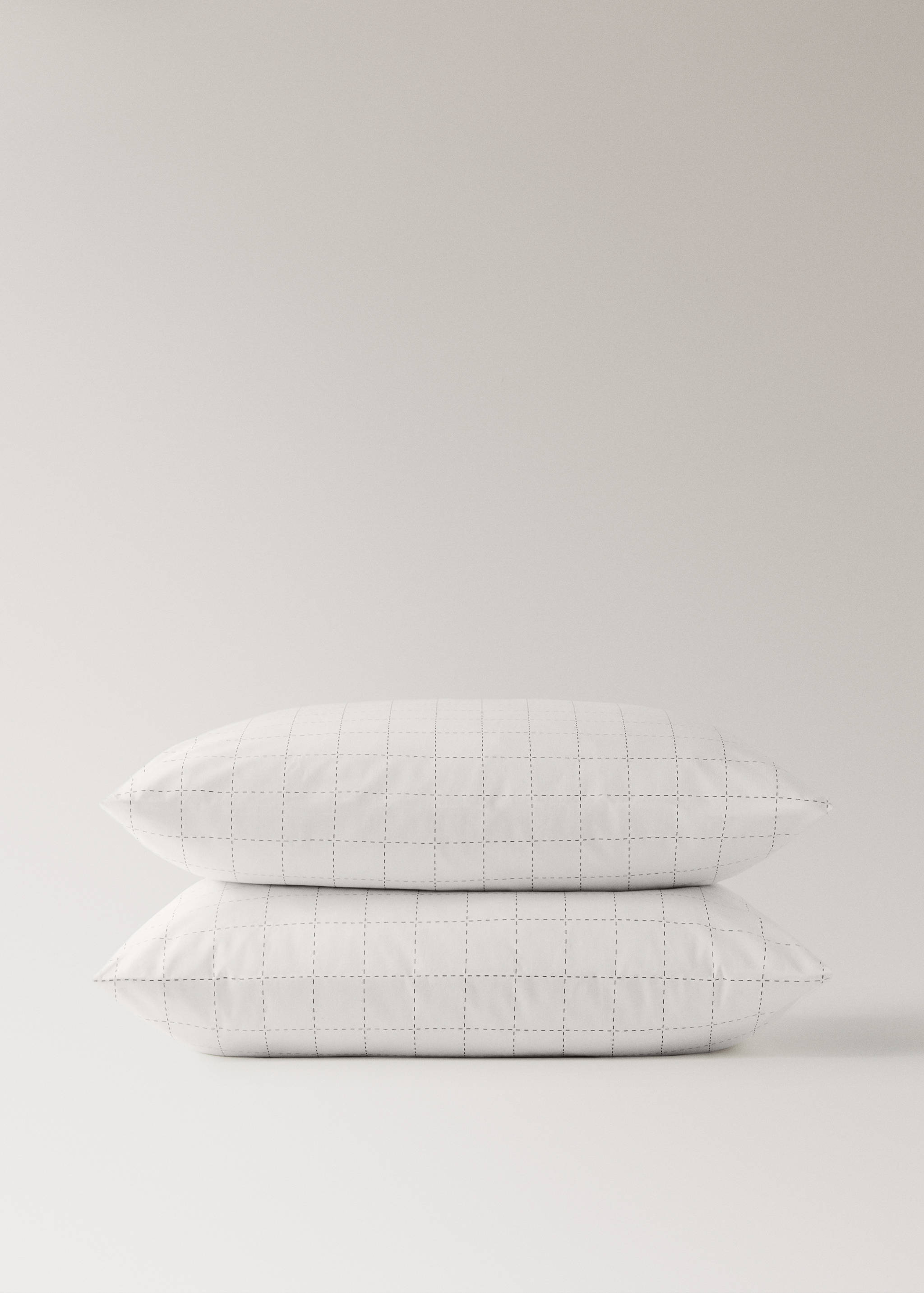 Two quilted percale cotton check pillowcases 60x60 cm - Details of the article 1
