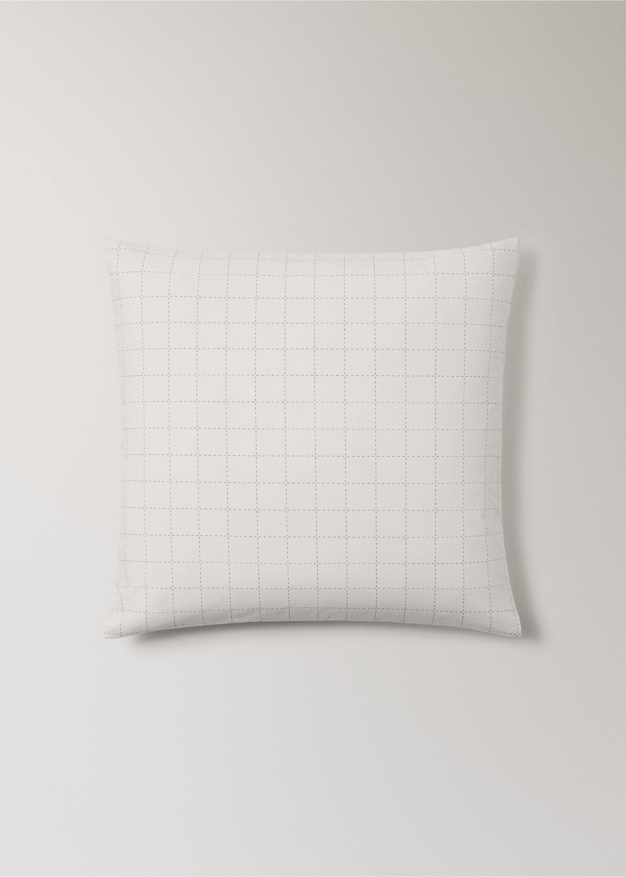 Deux taies d'oreiller percale de coton à carreaux surpiqués 60x60 cm - Article sans modèle, Blanc cassé. Ref: 27013728-00.