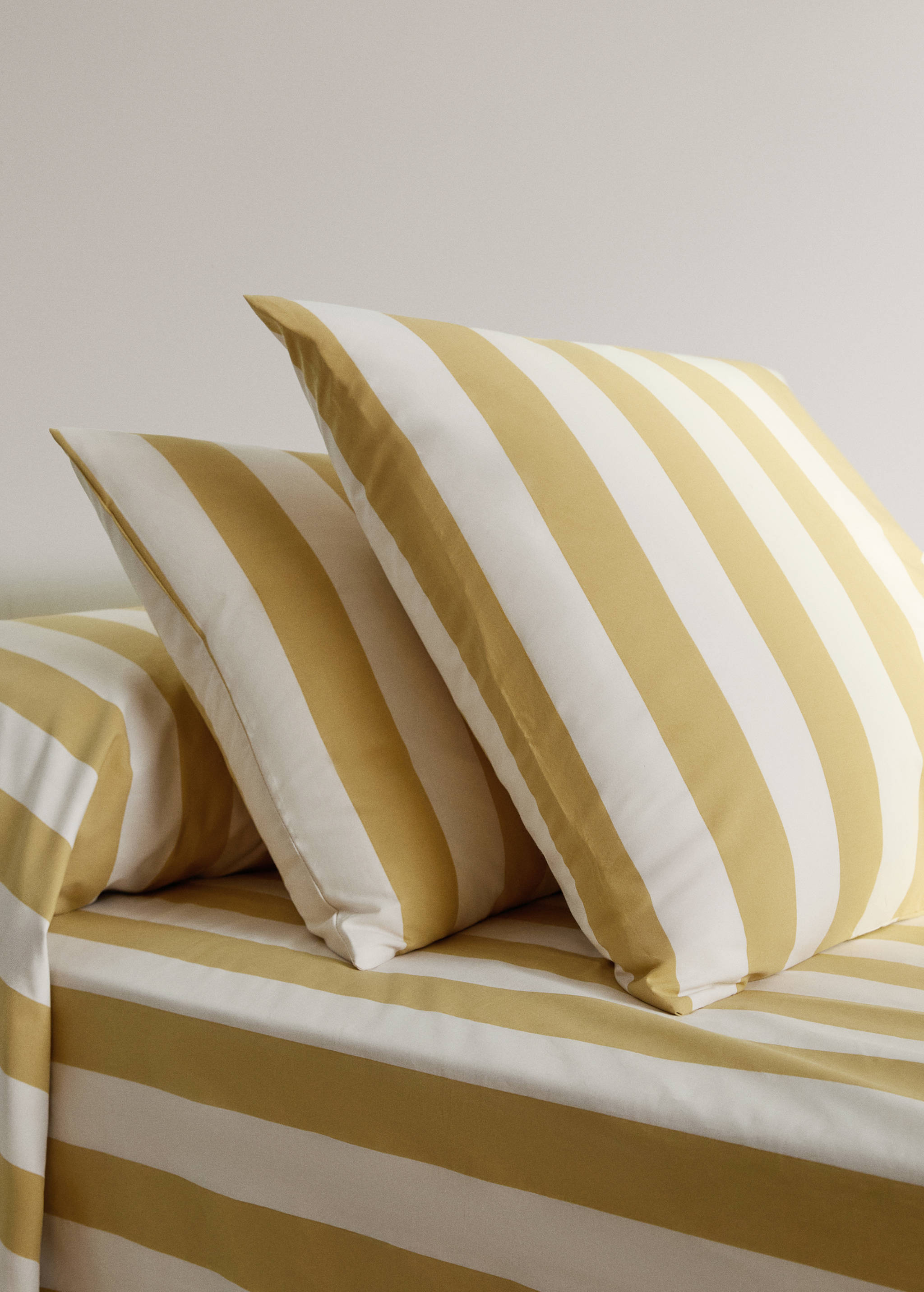 Two 200 thread count cotton percale pillowcases with wide stripe pattern 50x75 cm - General plane