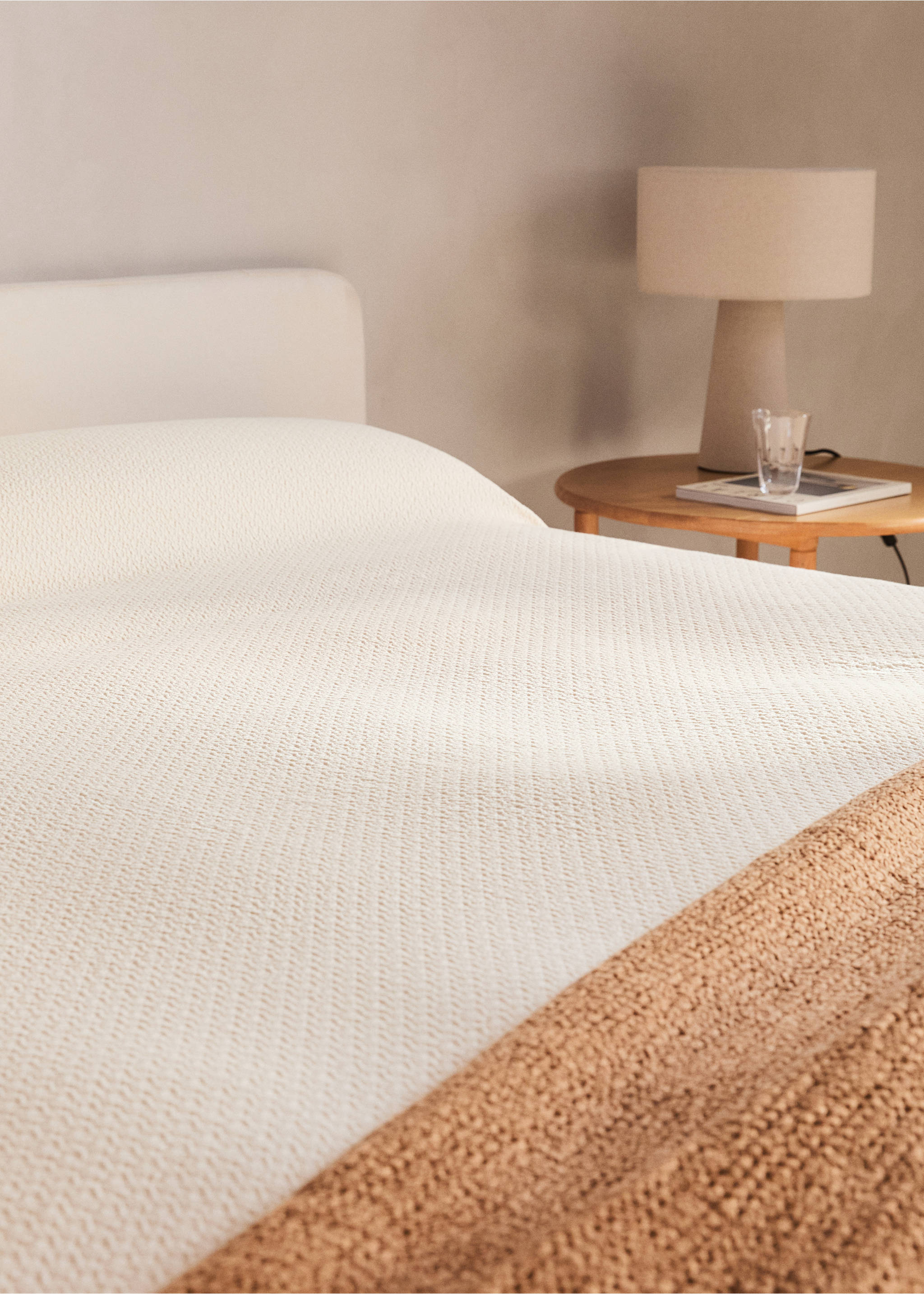 Fine texture cotton bedspread garment dye Bed 180/200 - Details of the article 7, Vanilla. Ref: 27013748-00.