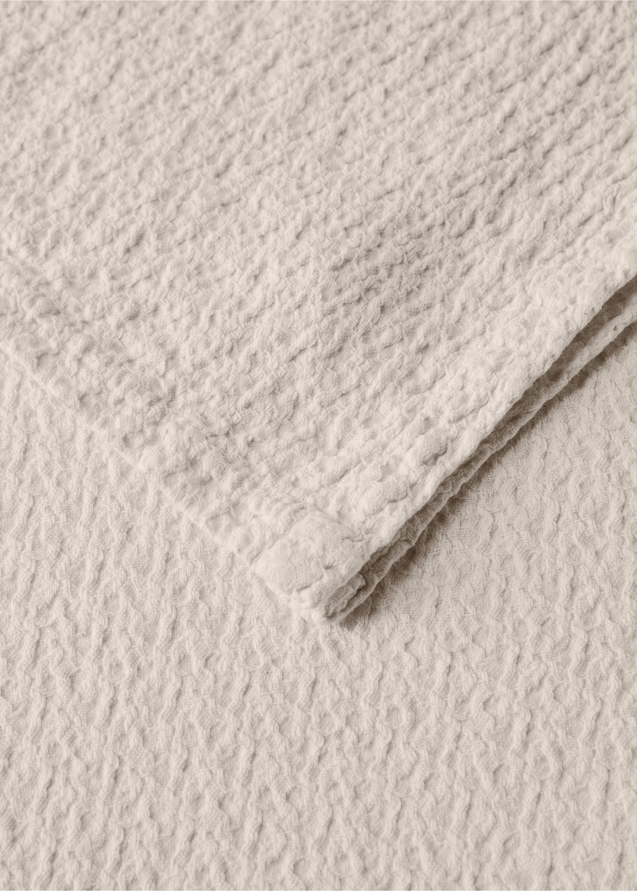 Fine texture cotton bedspread garment dye Bed 180/200 - Details of the article 1, Vanilla. Ref: 27013748-00.