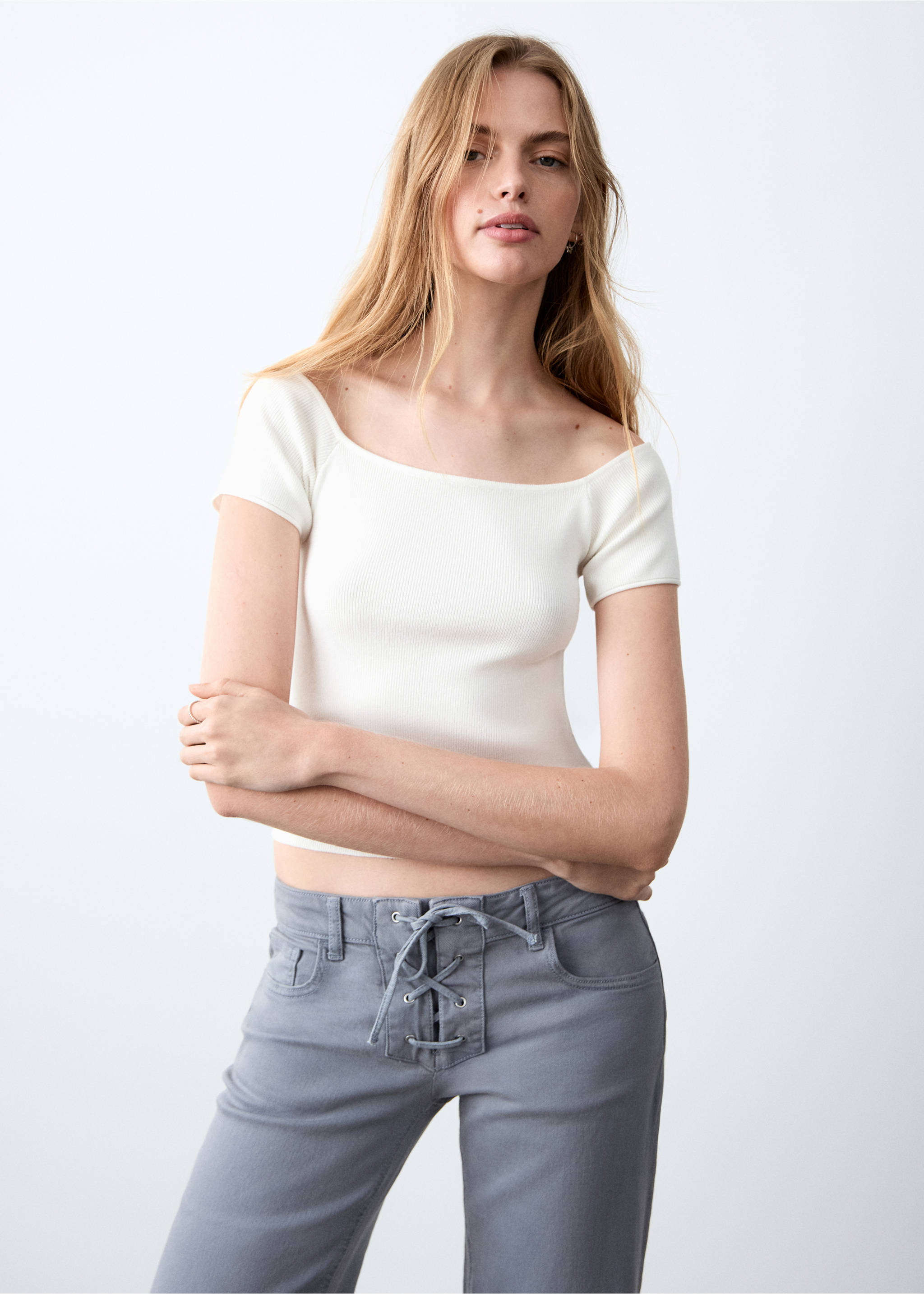 Укороченный приталенный топ - Средний план, Грязно-белый. Ref: 27014051-00.