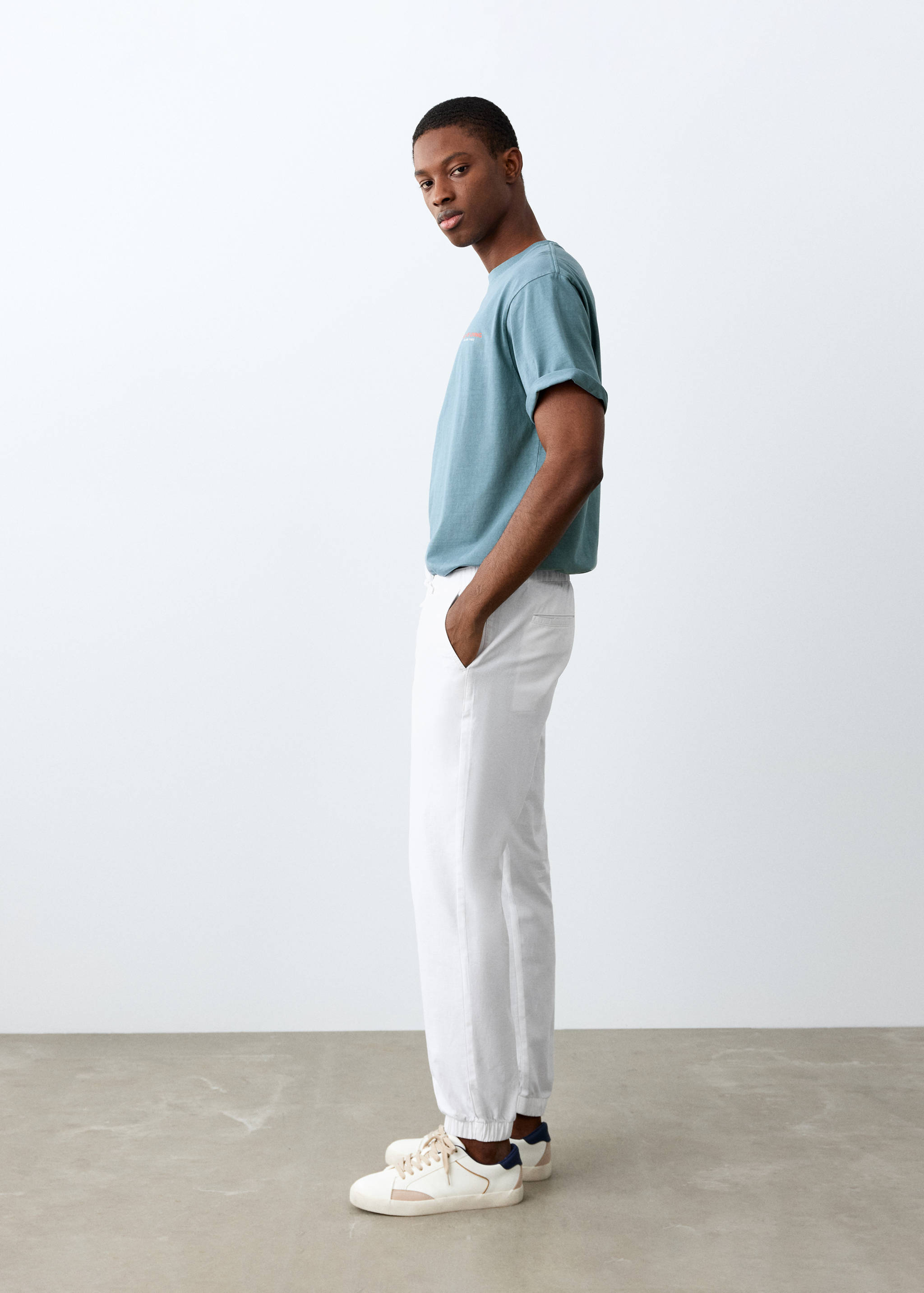 Pantalón jogger cordón - Plano medio