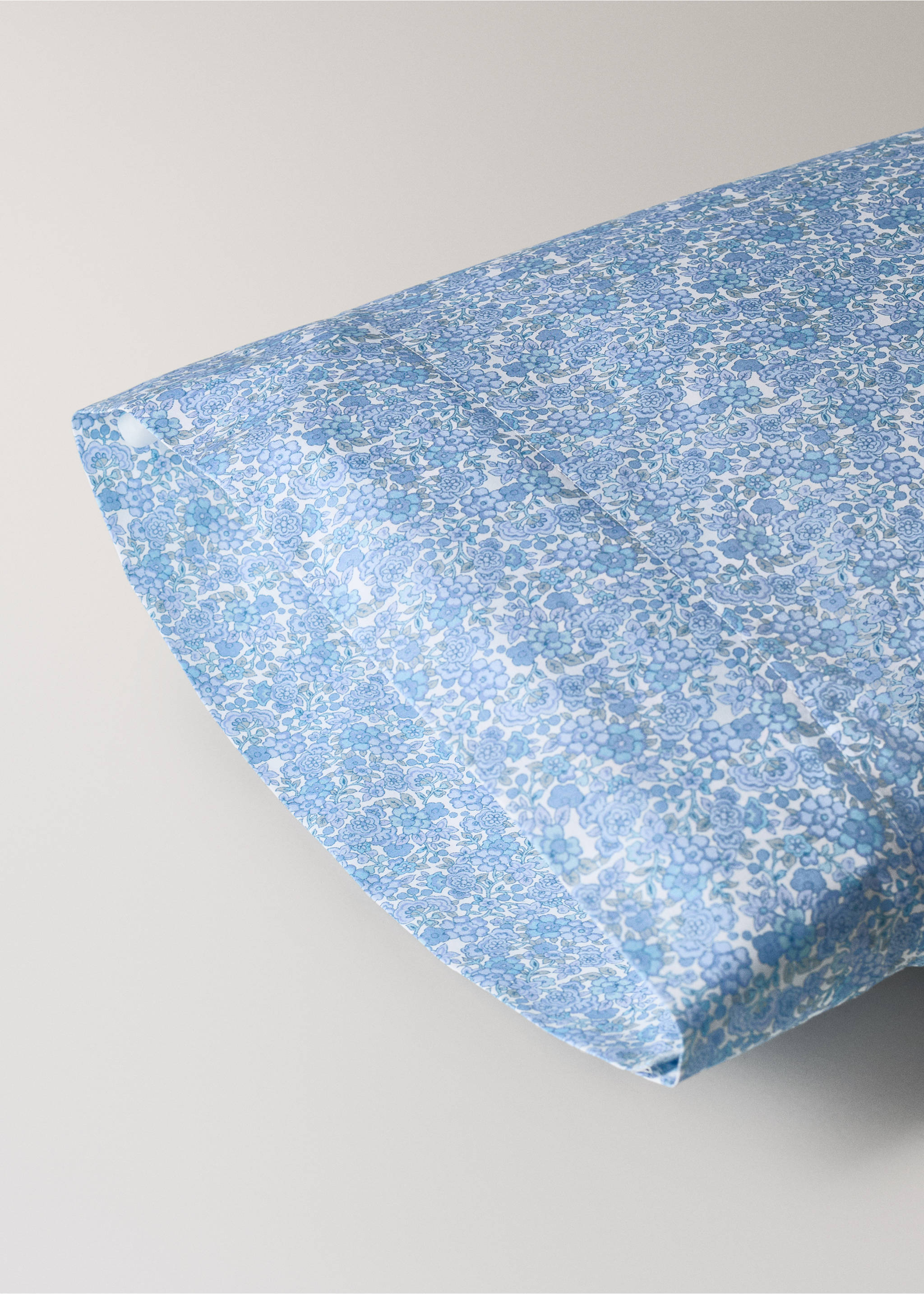 Floral percale children’s pillowcase 45 x 110 cm - Details of the article 1, Blue. Ref: 27014060-00.