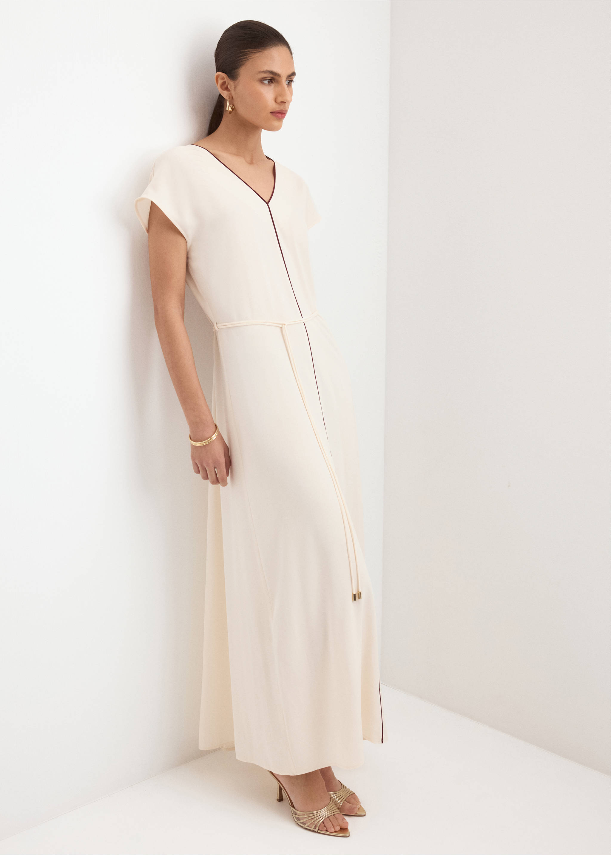 فستان بثنايا بحزام - تفاصيل المنتج 2, بيج فاتح. Ref: 27014081-00.