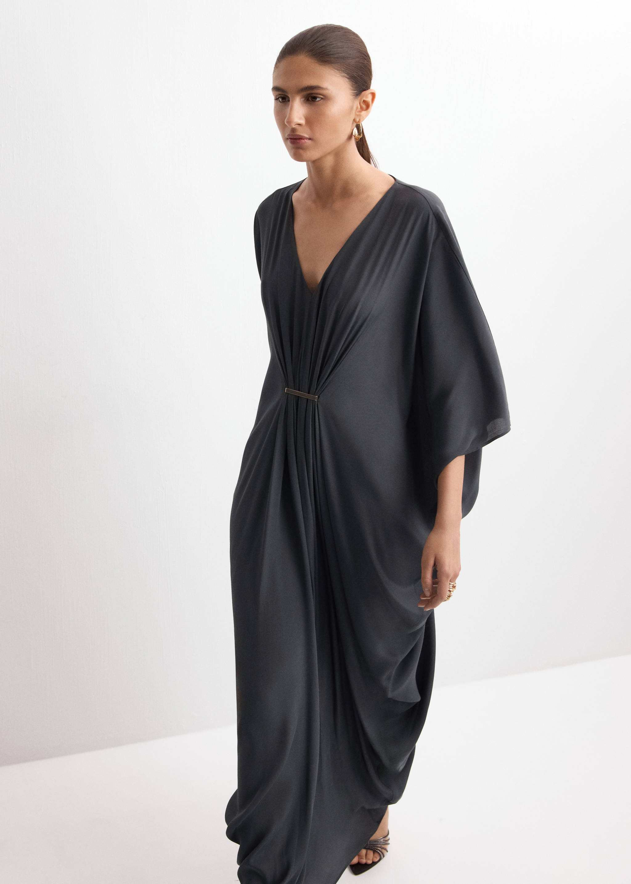 Vestido drapeado manga tres cuartos - Plano medio