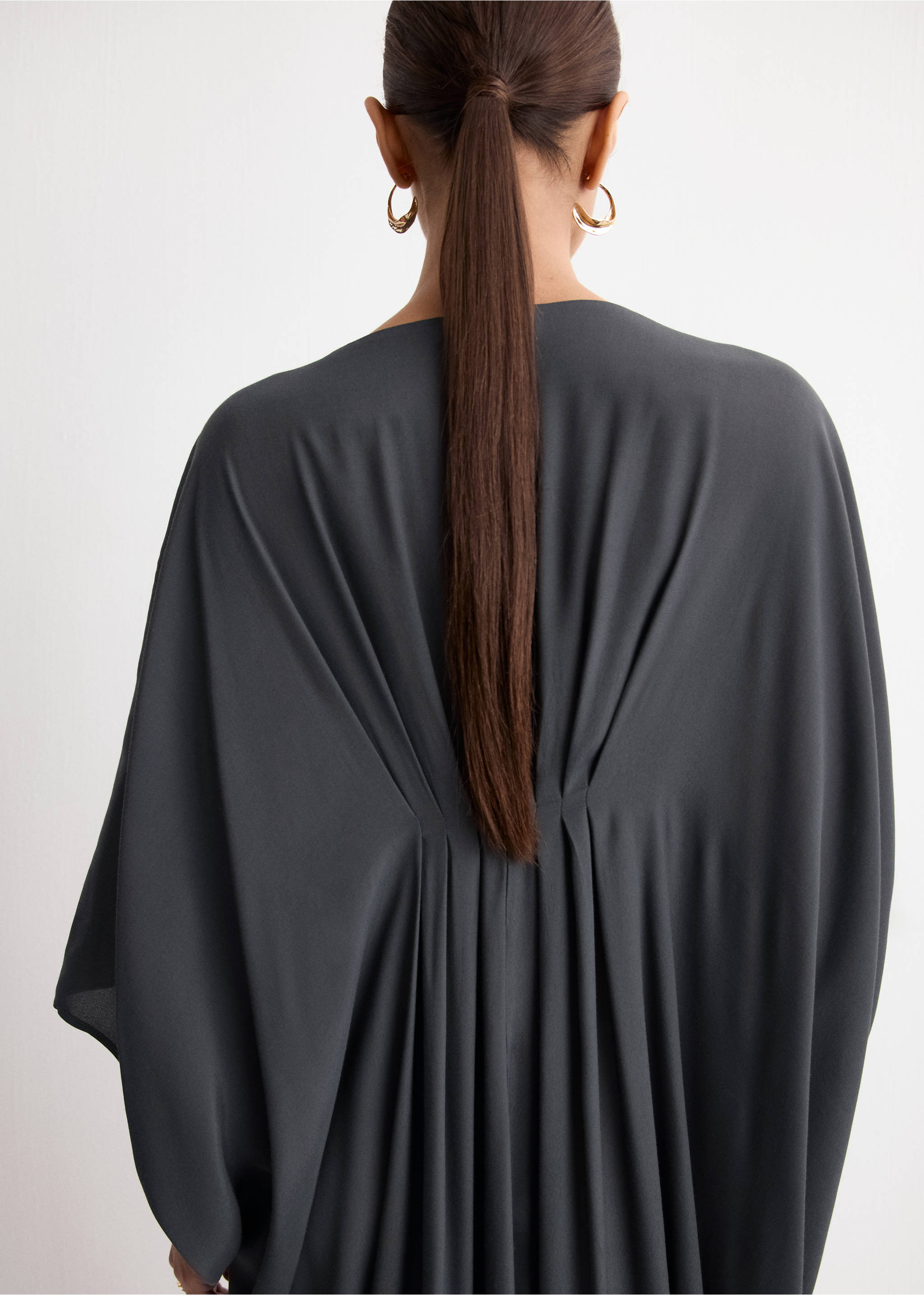 Draped dress with three-quarter length sleeves - Details of the article 6, Charcoal. Ref: 27014084-00.