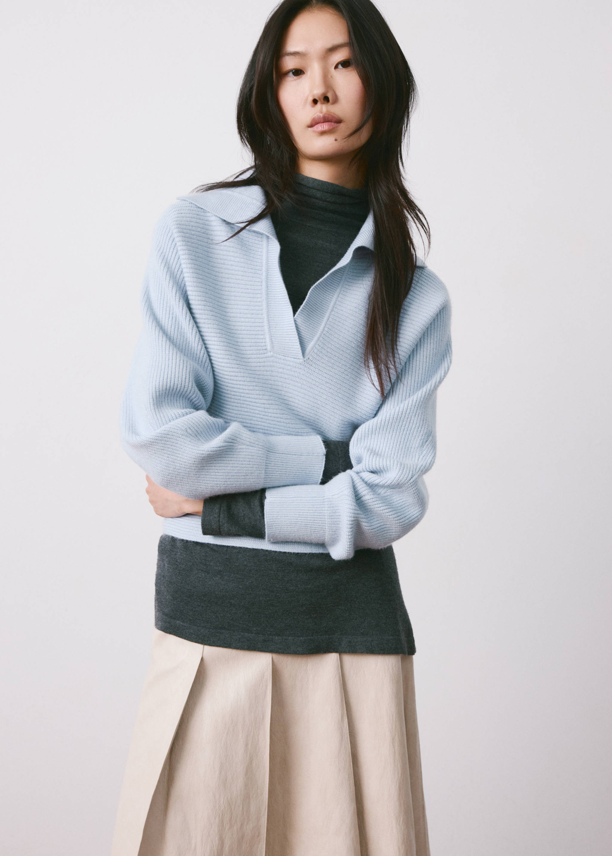 سترة محبوكة برقبة على شكل حرف V - رؤية وسط