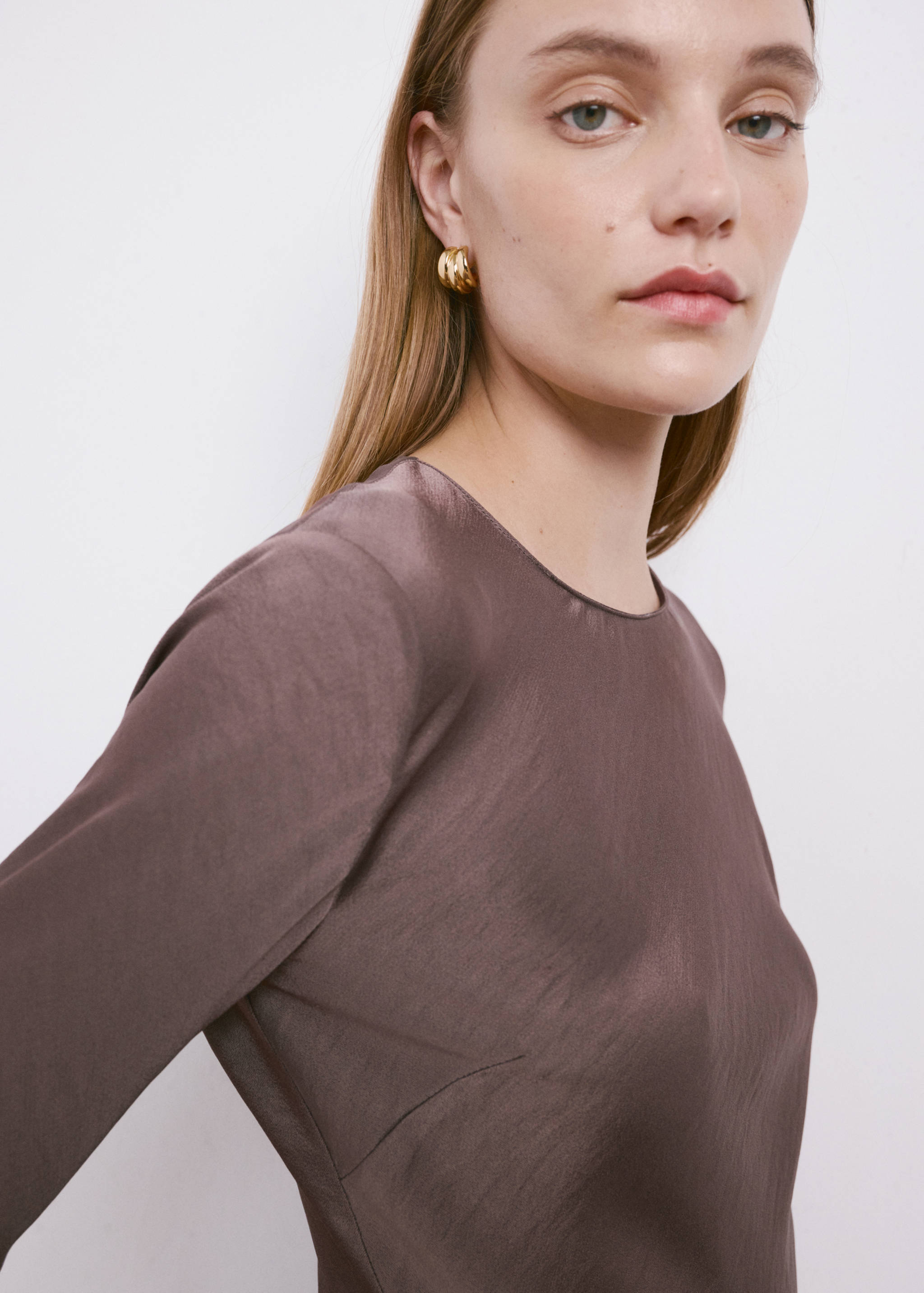 Lang satinert kjole med tekstur - Artikkeldetalj 1