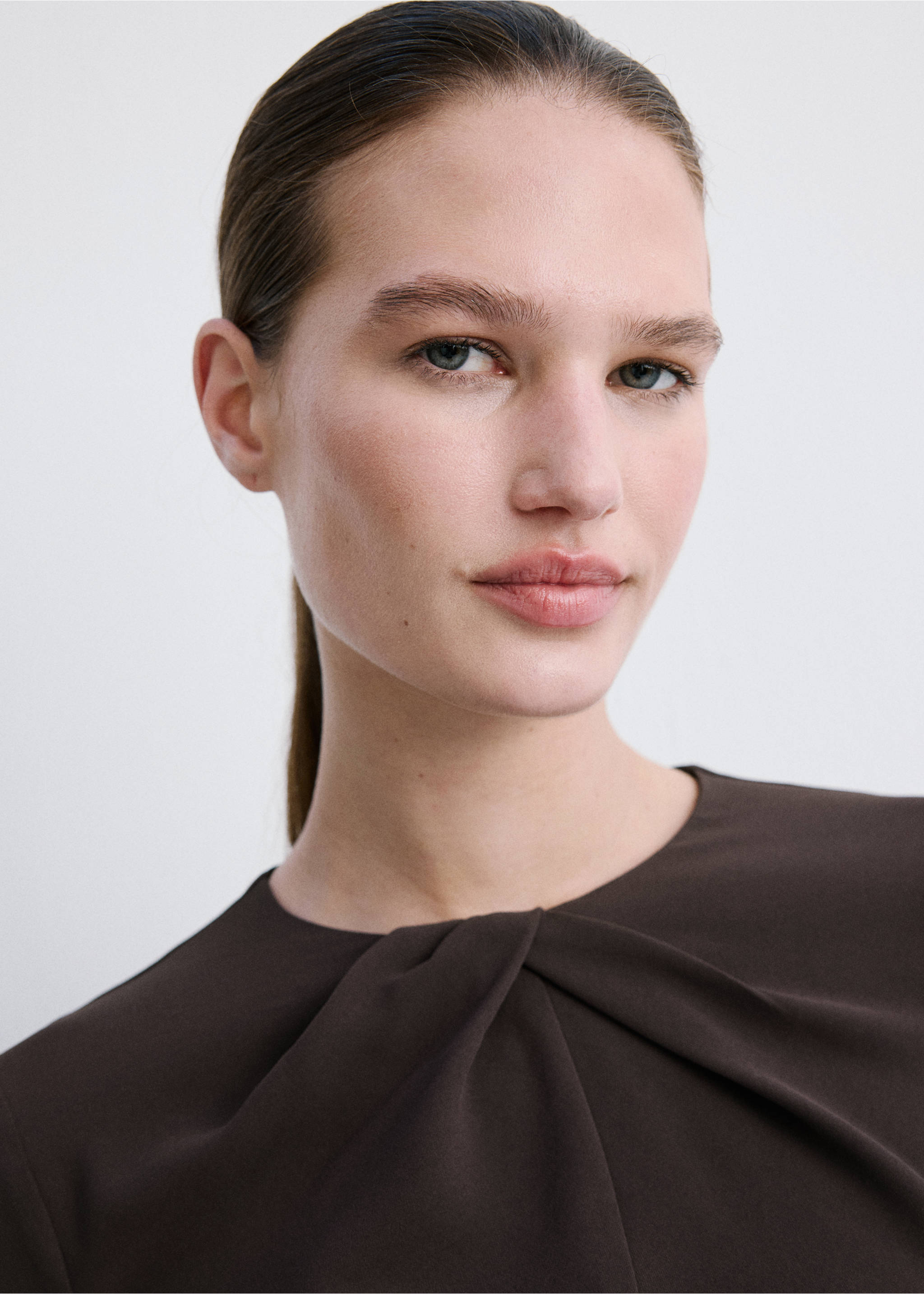 Long-sleeved dress with draped neck - Reverse of the article, Brown. Ref: 27014090-00.