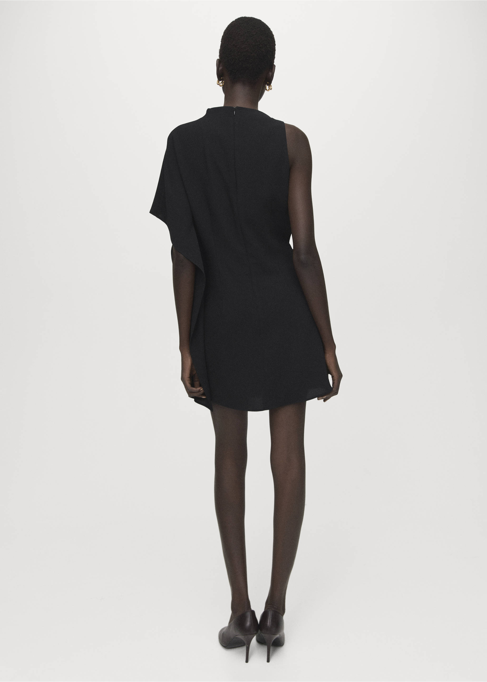 Short asymmetrical sleeve dress - Reverse of the article, Black. Ref: 27014091-00.