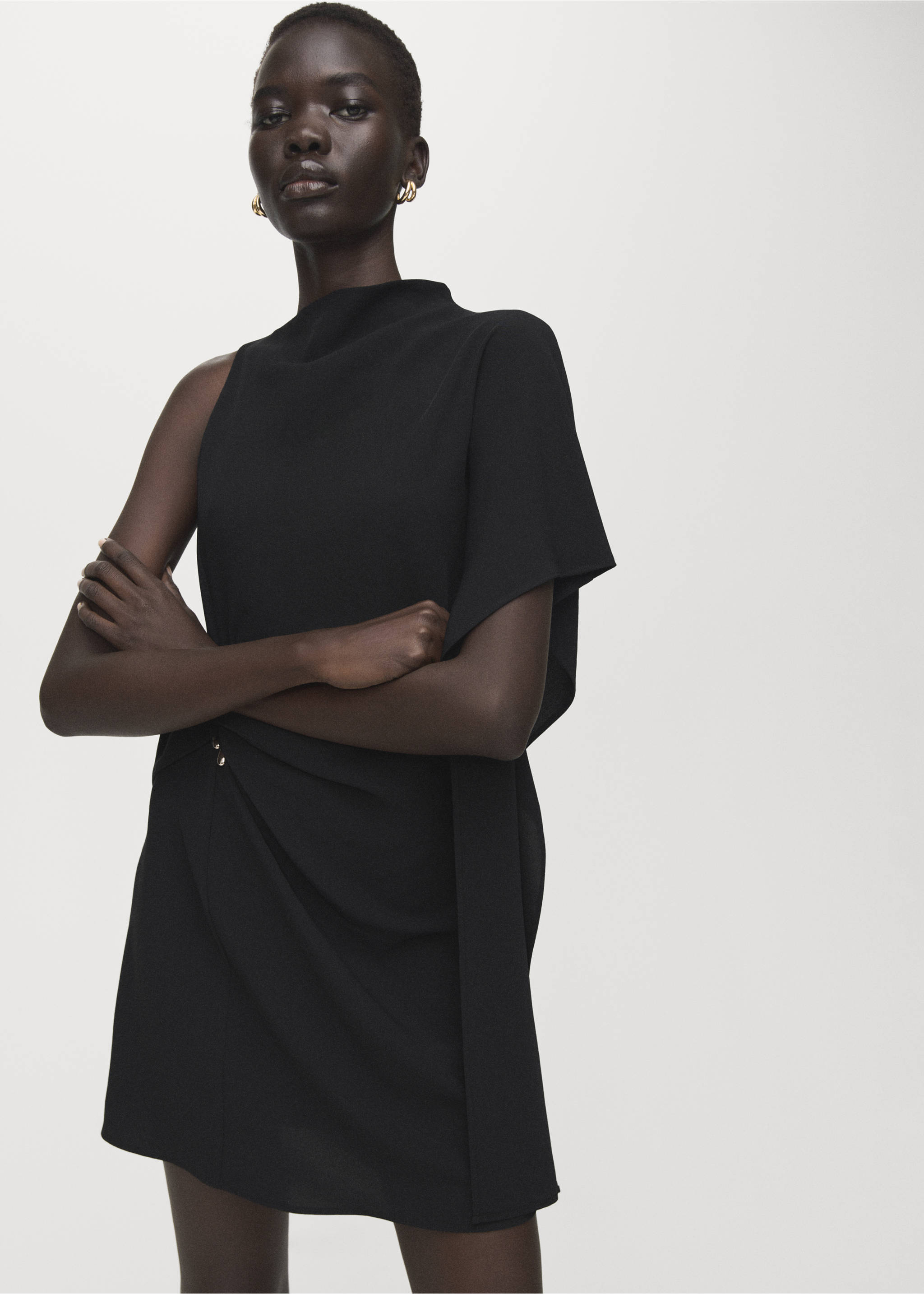Short asymmetrical sleeve dress - Details of the article 6, Black. Ref: 27014091-00.