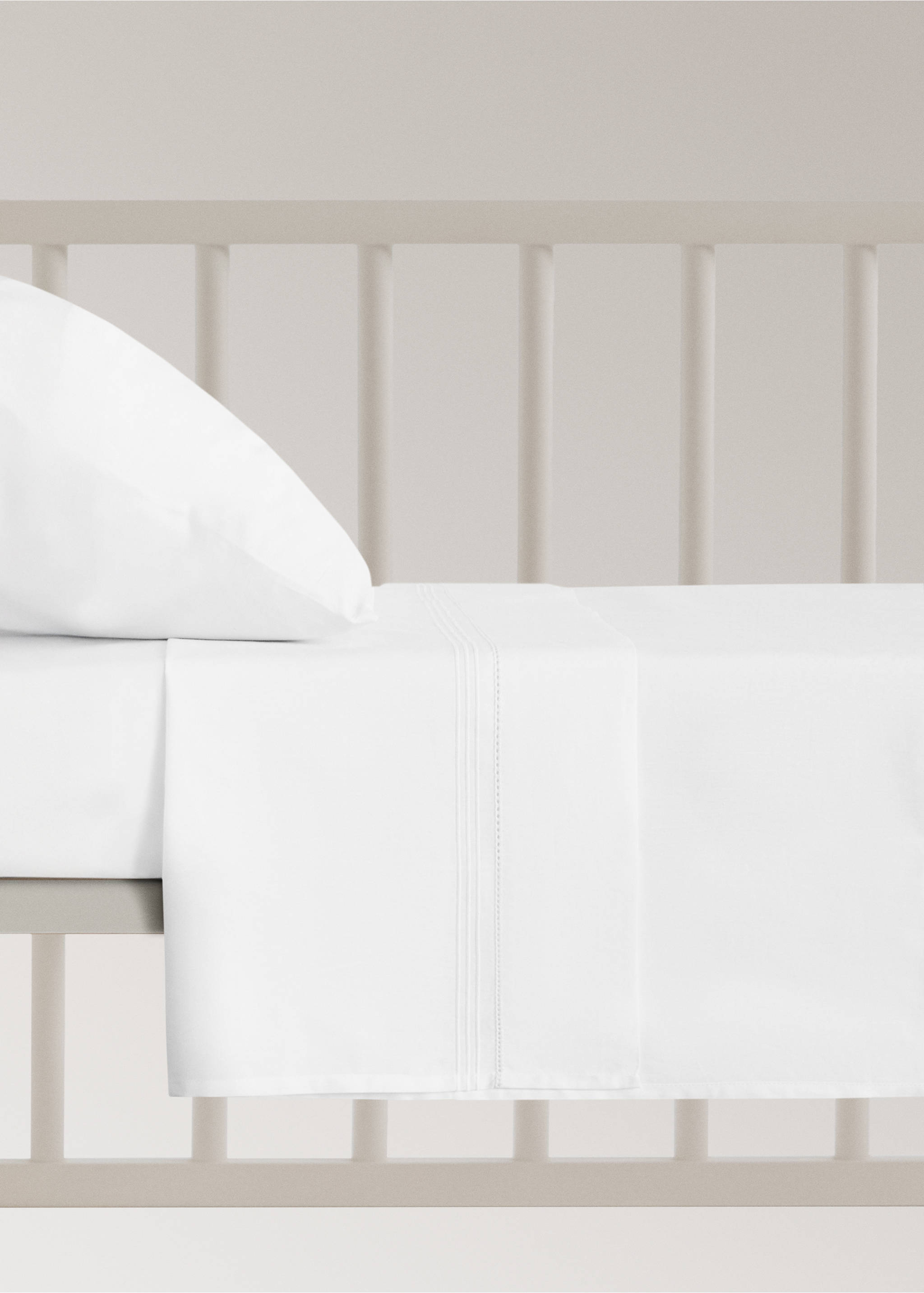 Drap-housse de lit bébé en percale de coton avec détail ajouré - Article sans modèle, Blanc. Ref: 27014094-00.