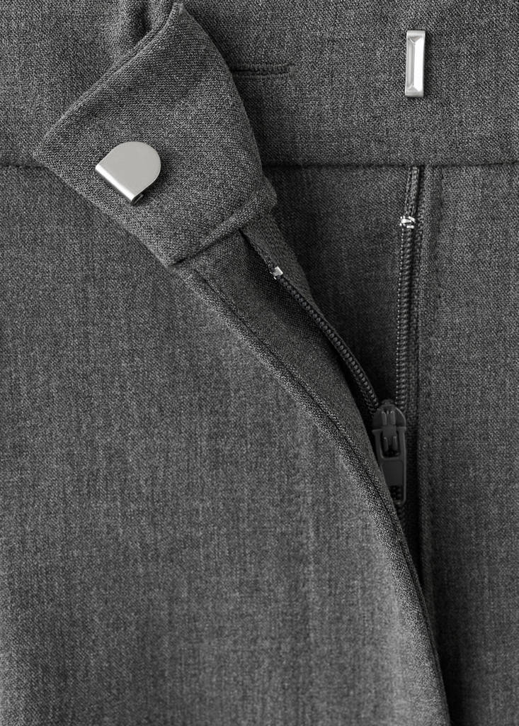 Straight-fit pleated trousers — Grey
