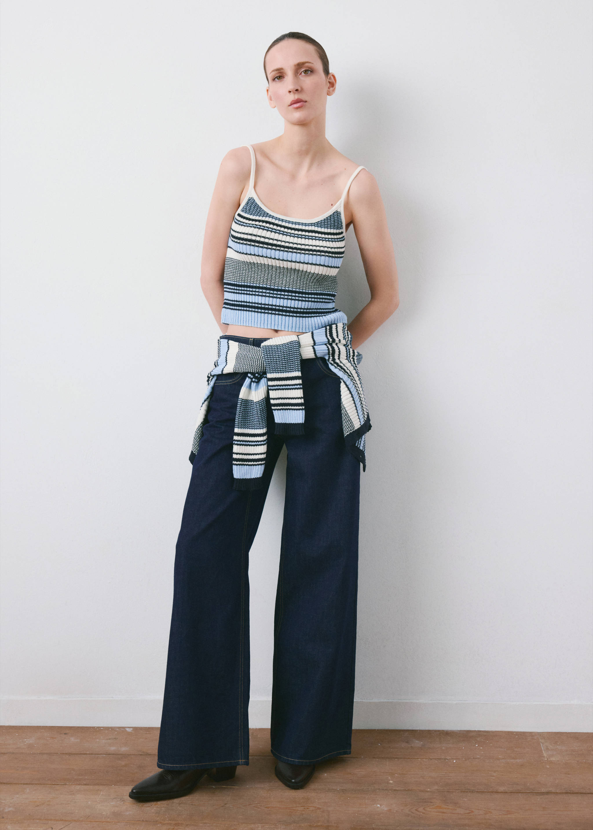 Приталенный трикотажный топ в полоску - Общий план