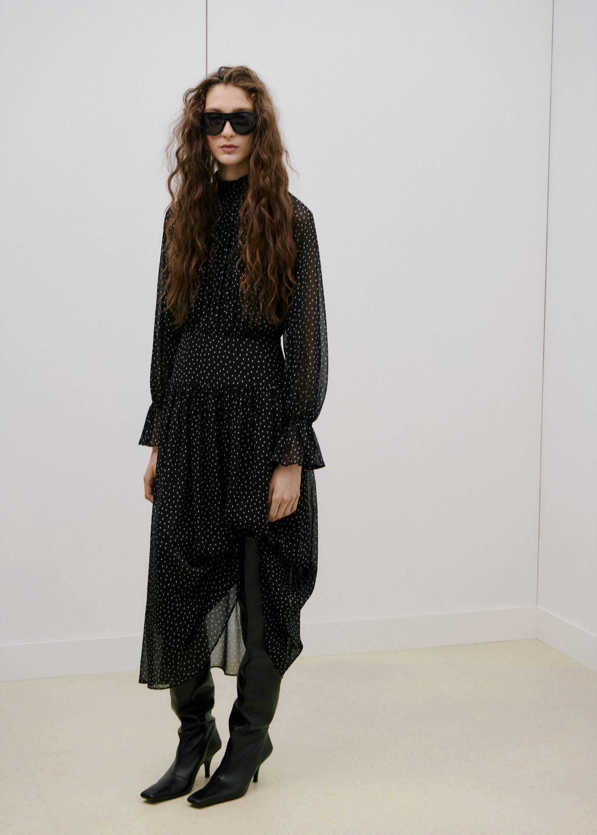 Платье в горошек с объемными рукавами - Общий план