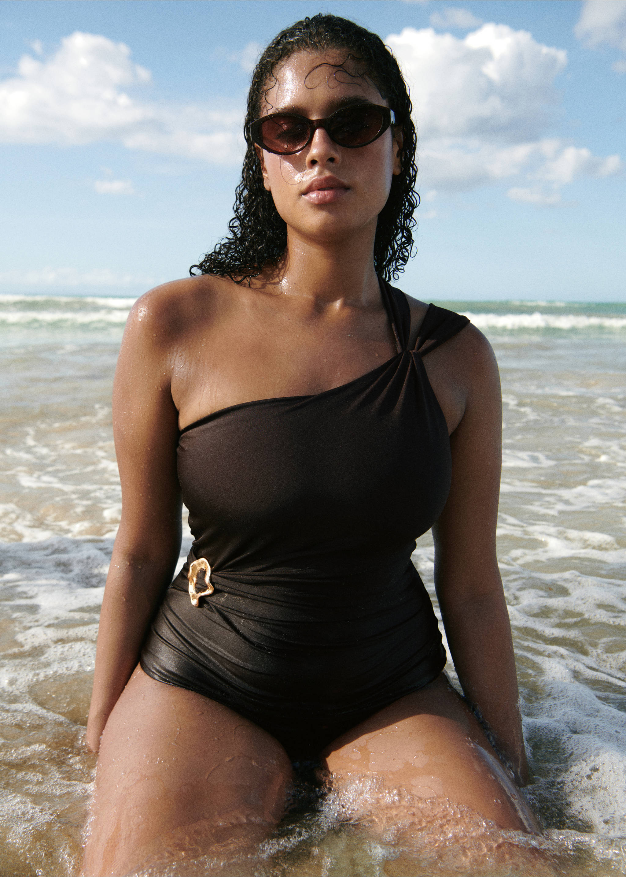 Maillot de bain asymétrique détail métallique - Plan moyen, Marron. Ref: 27014414-00.