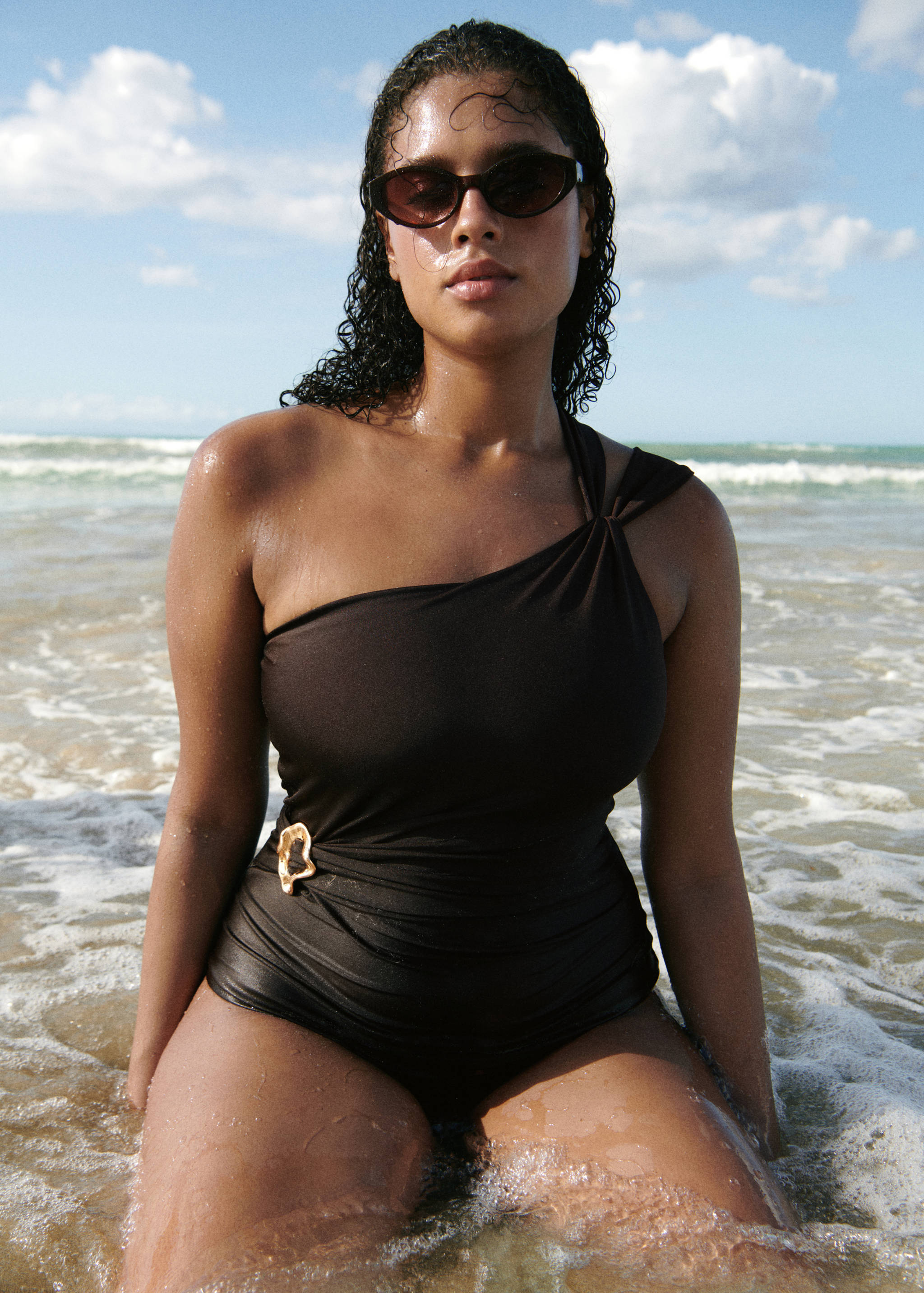 Maillot de bain asymétrique détail métallique - Plan moyen