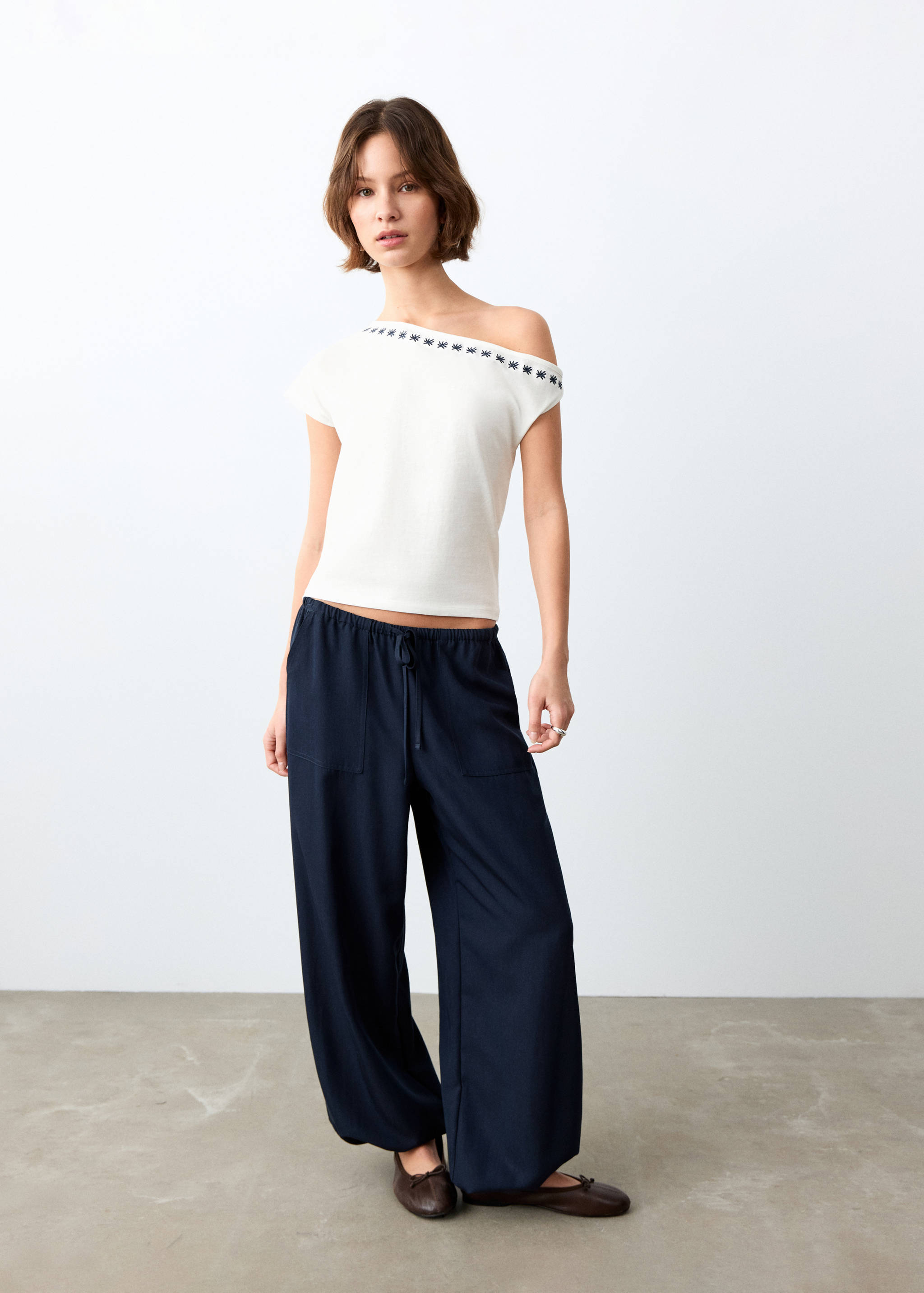 Crop top asymétrique - Plan général