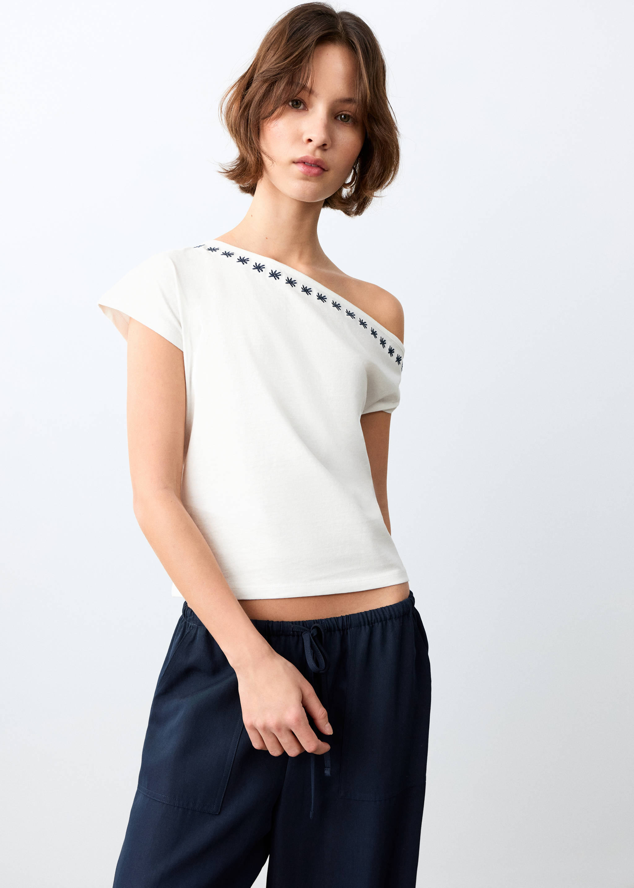 Crop top asymétrique - Plan moyen
