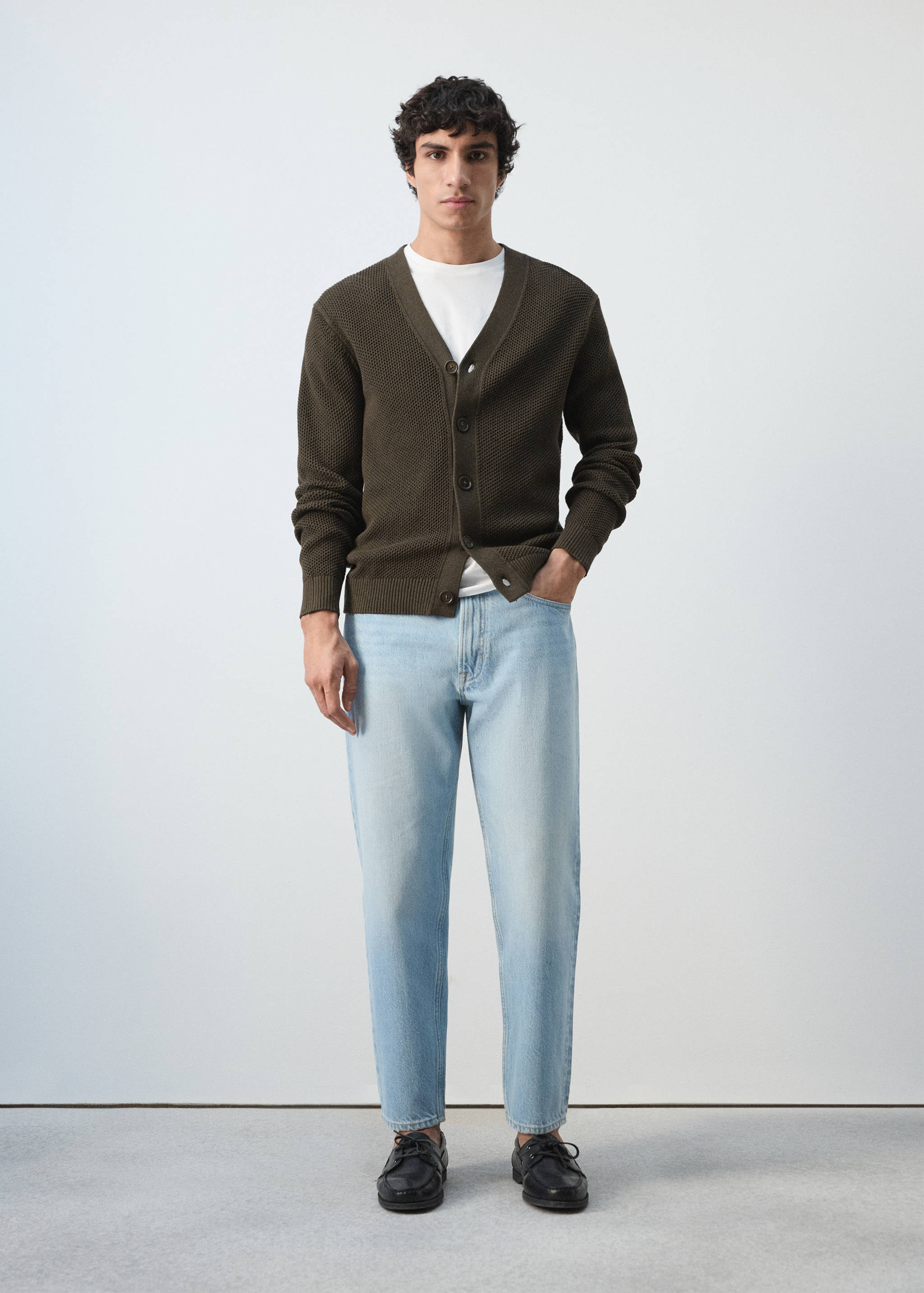 Кардиган из трикотажа средней толщины с микроструктурой - Общий план