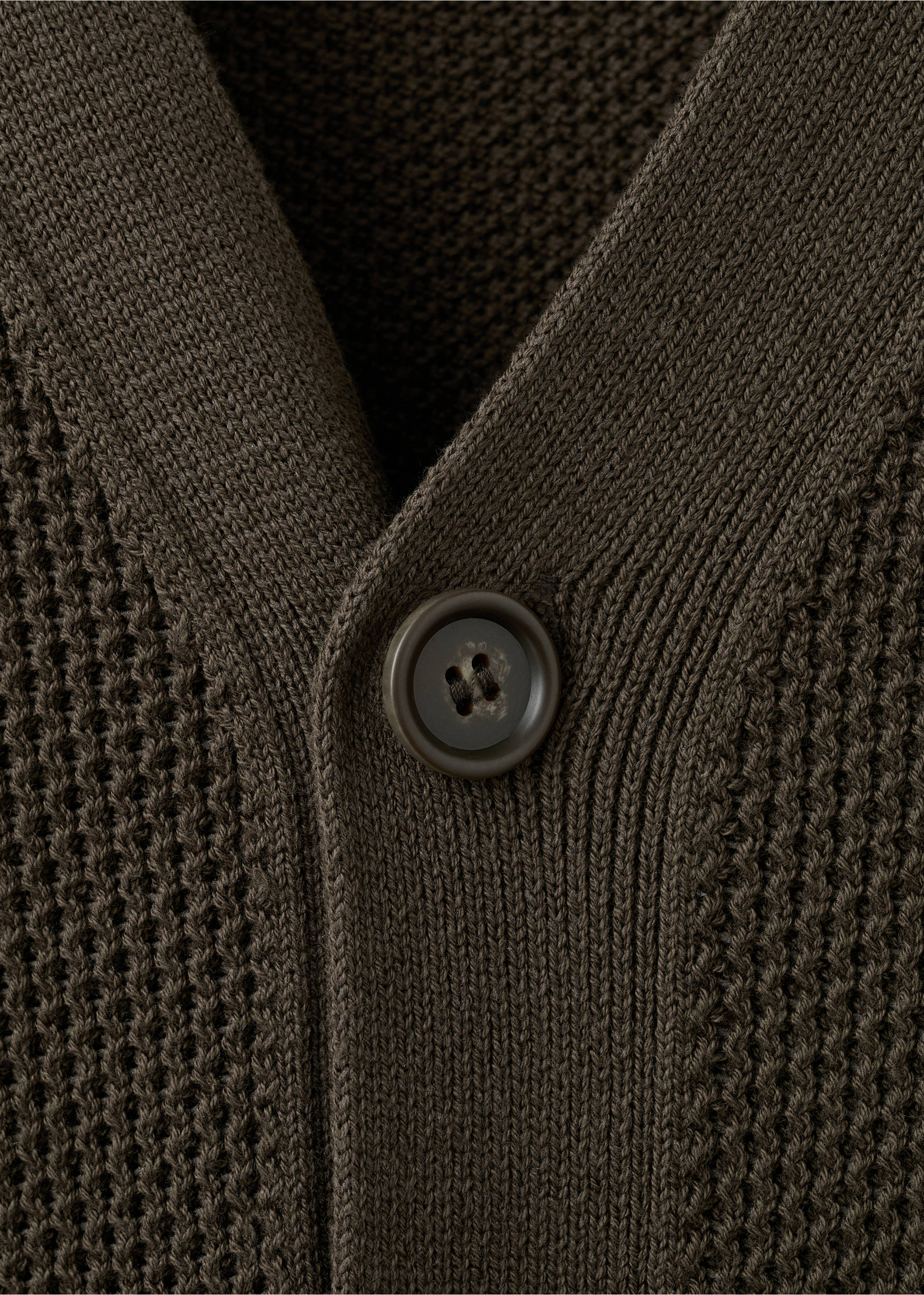 Cárdigan punto medio microestructura - Detalle del artículo 8, Chocolate. Ref: 27014430-00.