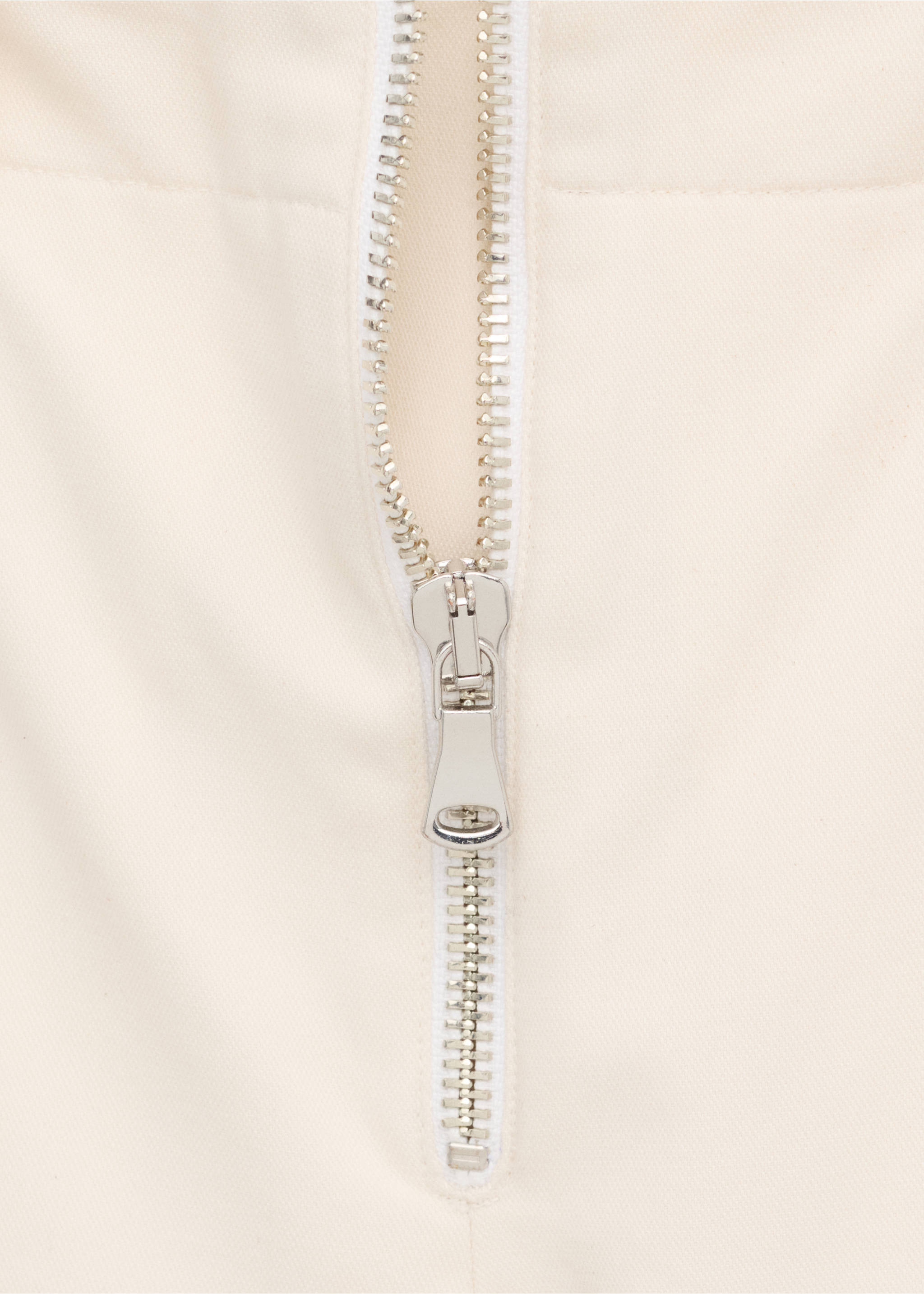 Mid-rise cargo pocket trousers - Details of the article 8, Ecru. Ref: 27014448-00.