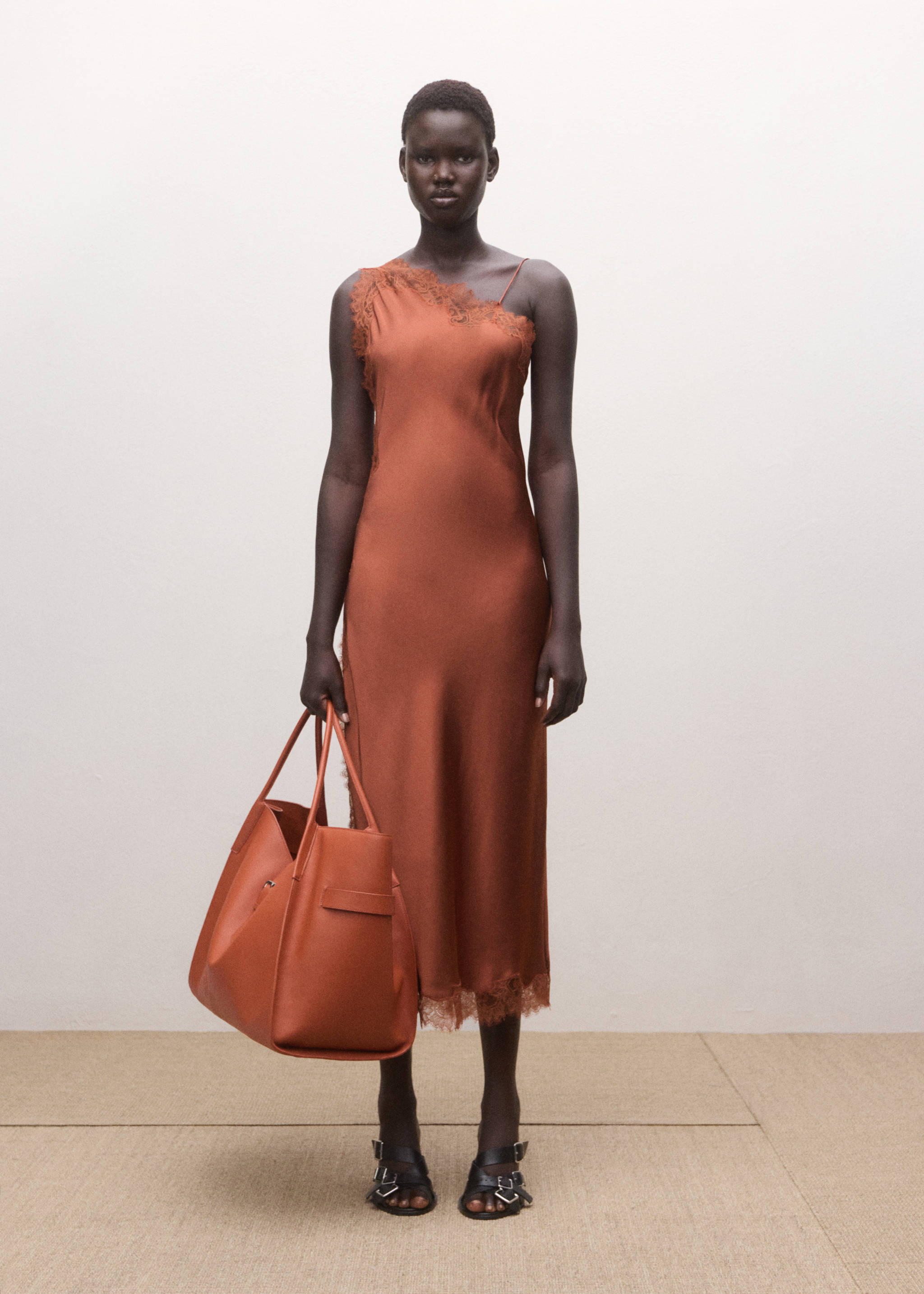 Vestido satinado encaje asimétrico - Plano general, Naranja tostado. Ref: 27014449-00.