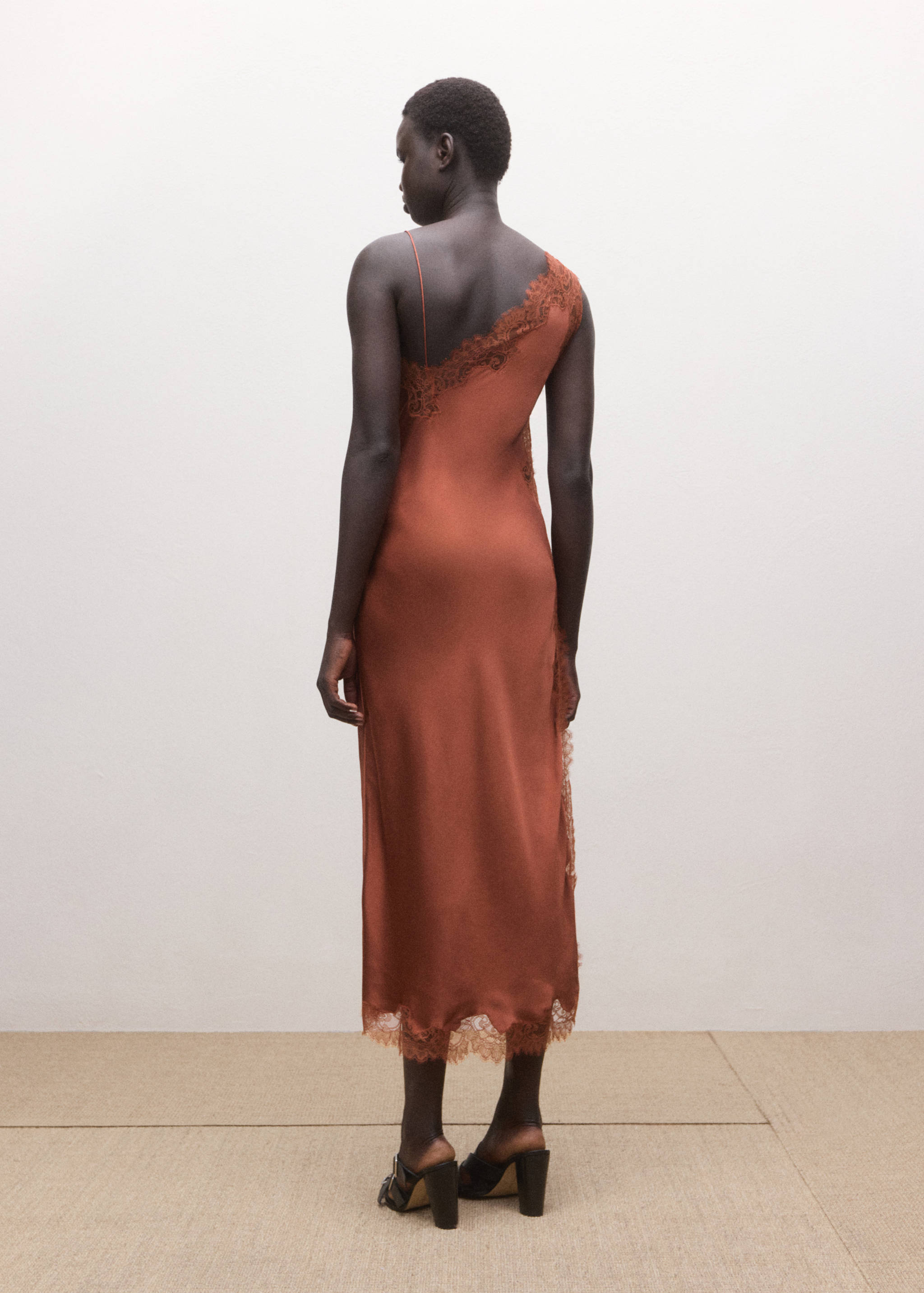 Vestido satinado encaje asimétrico - Reverso del artículo, Naranja tostado. Ref: 27014449-00.