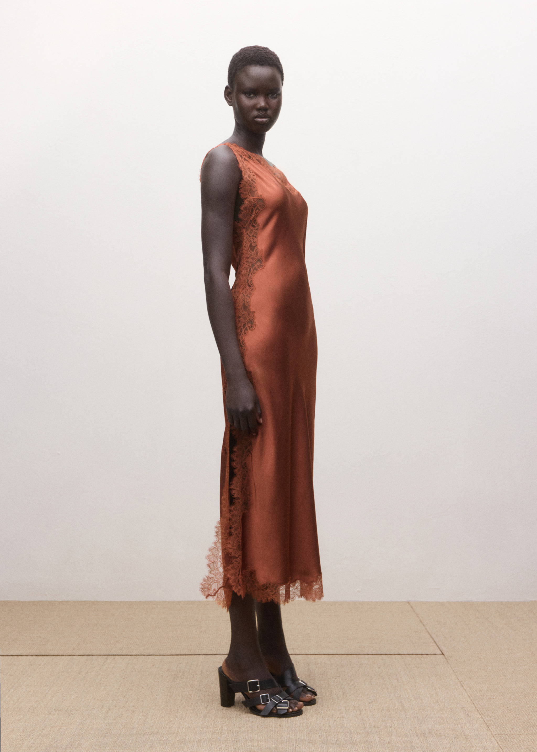 Vestido satinado encaje asimétrico - Detalle del artículo 2, Naranja tostado. Ref: 27014449-00.