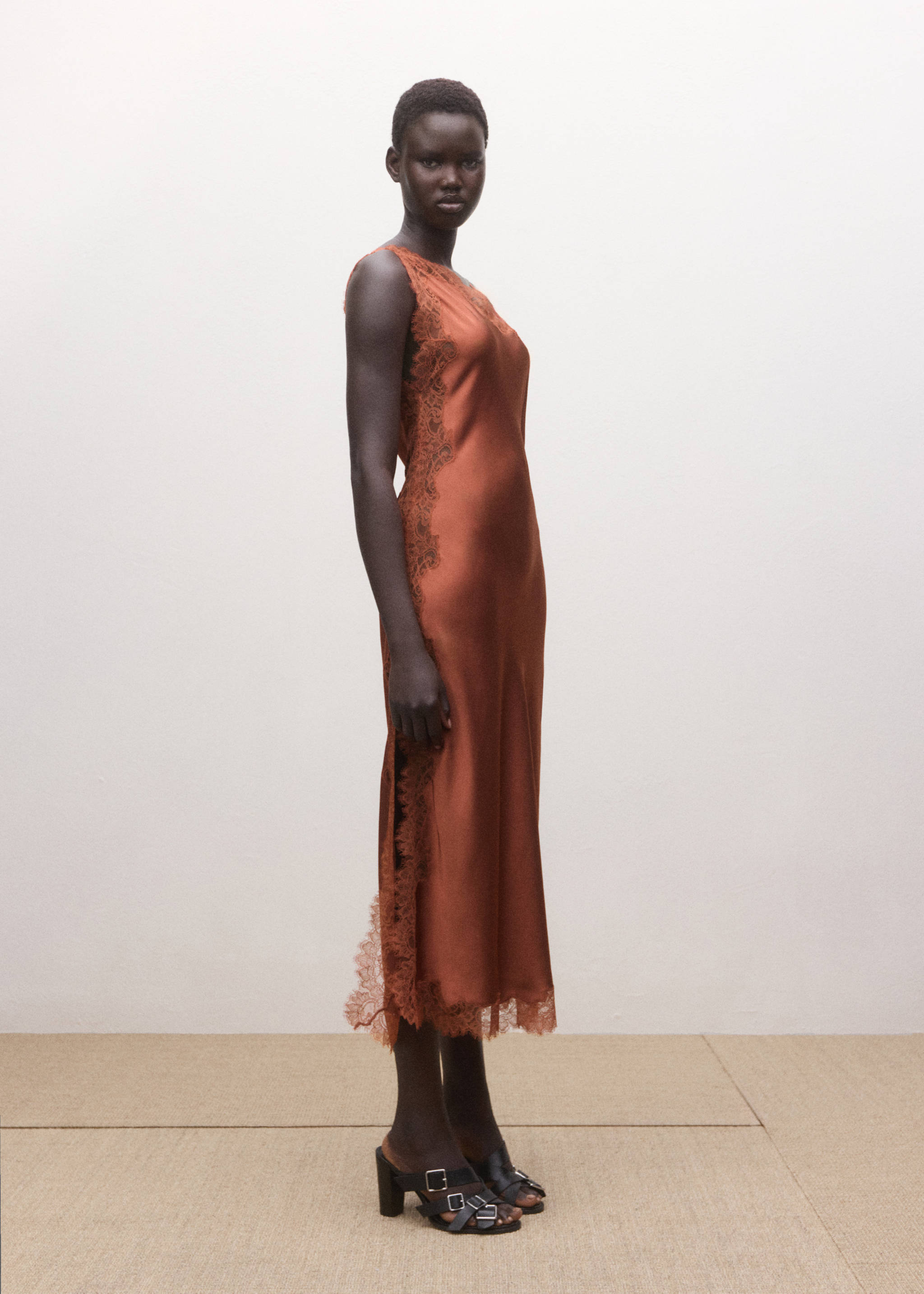 فستان ساتان دانتيل غير متناظر - تفاصيل المنتج 2