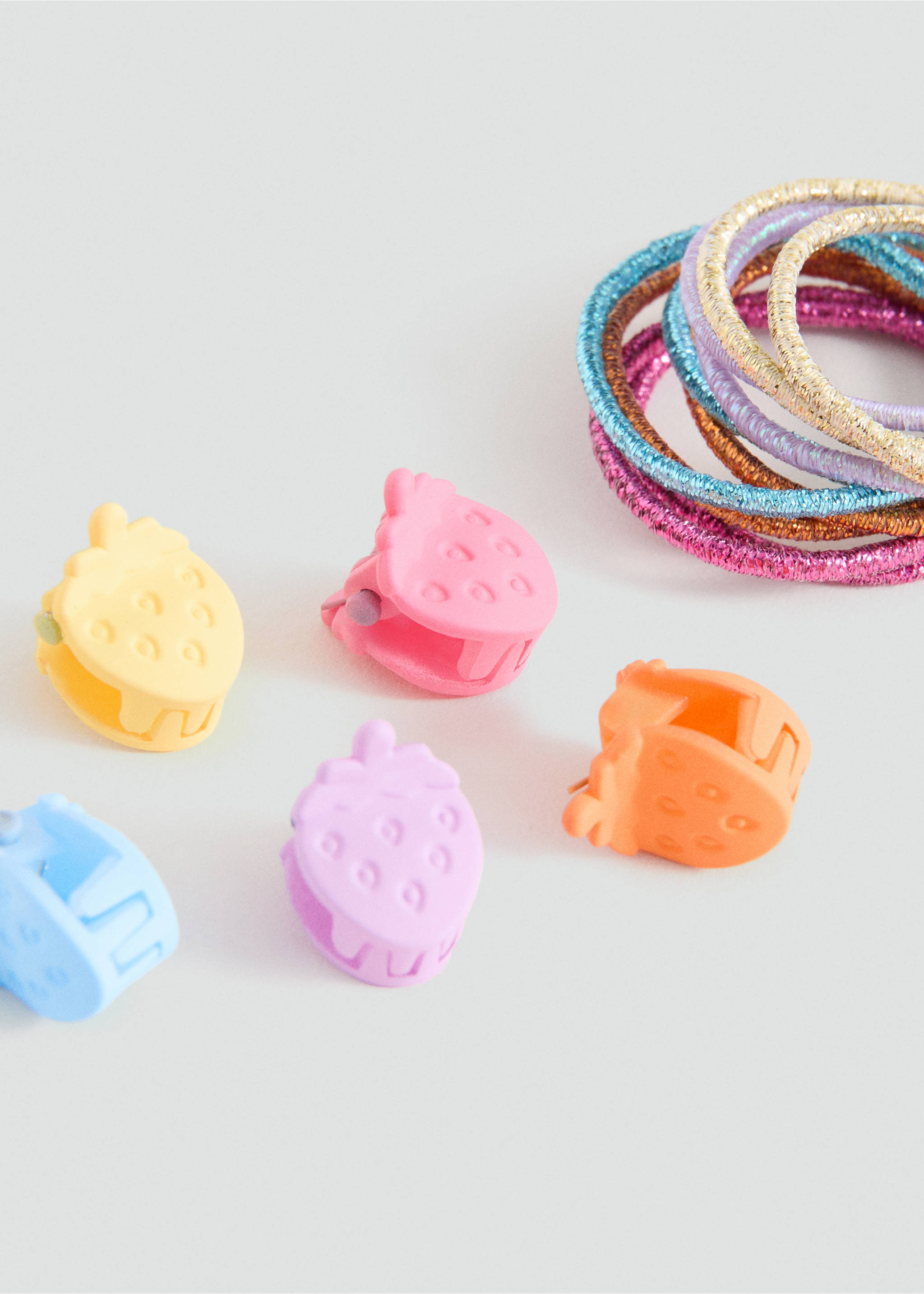 Lot élastiques et pinces à cheveux - Plan moyen, Rose. Ref: 27014787-00.