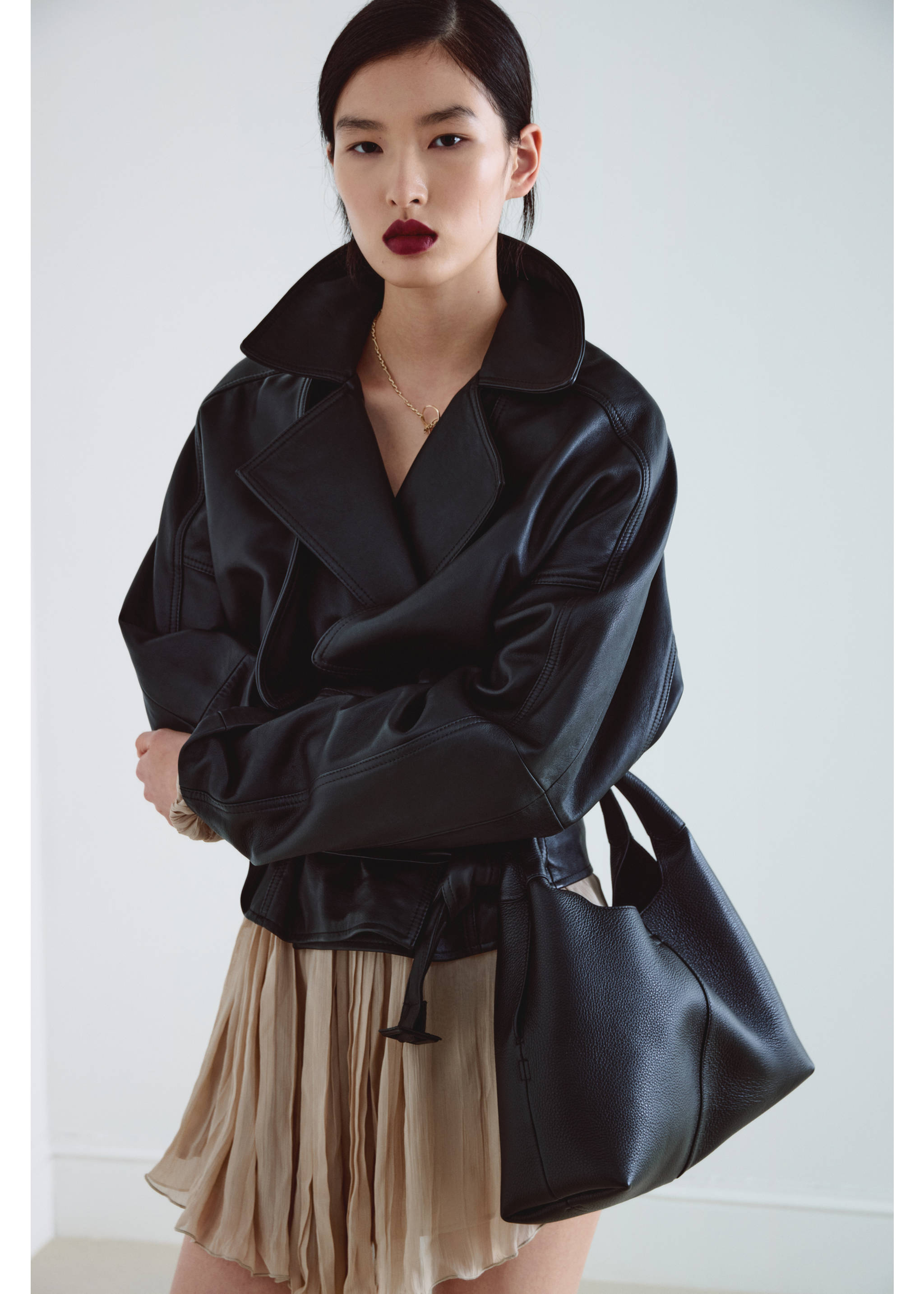 Stitched leather shoulder bag - Details of the article 6, Black. Ref: 27014790-00.