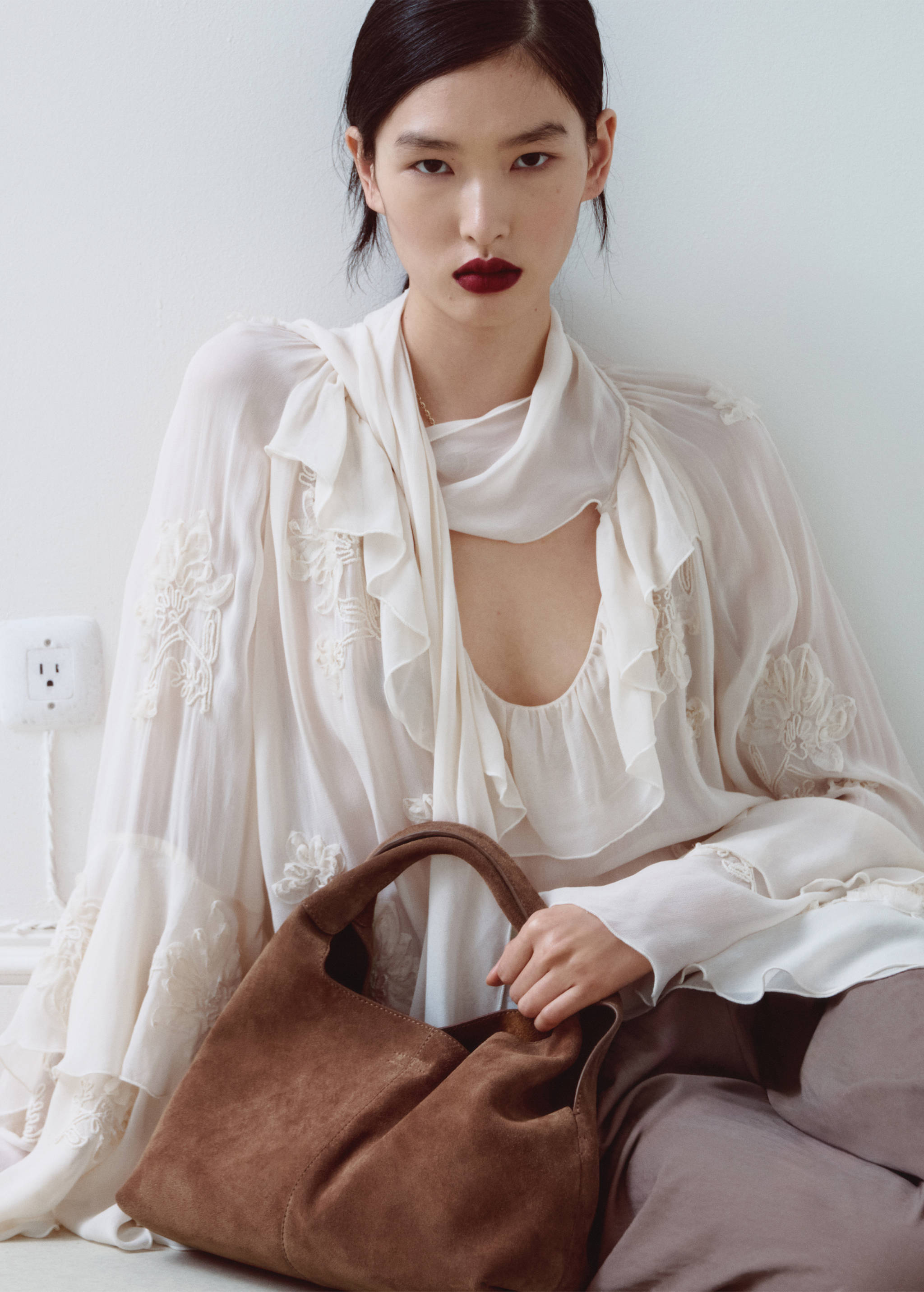 Axelväska i mocka med sömmar - Allmän bild