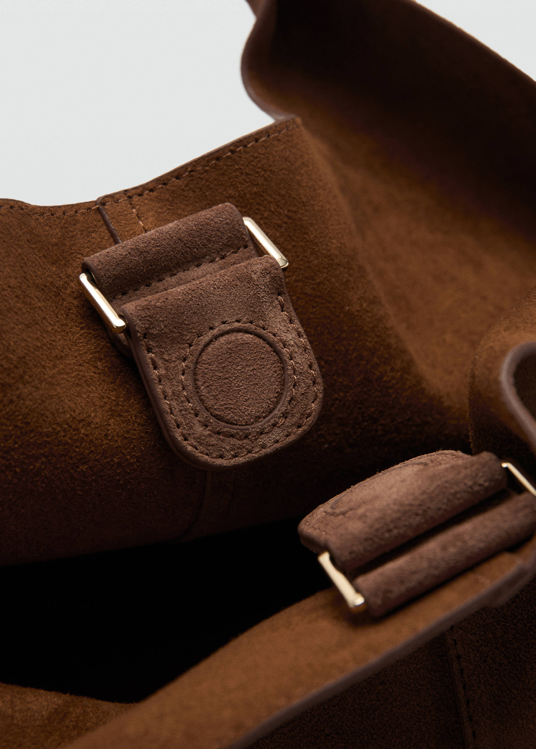 Suede shoulder bag with stitching - Details of the article 4