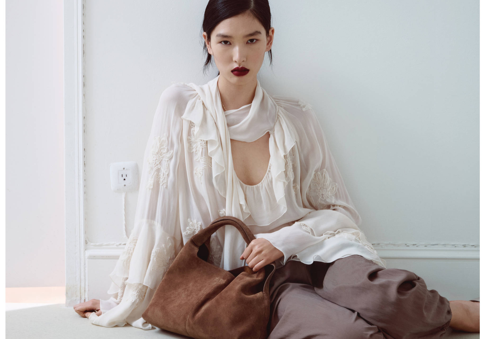 Axelväska i mocka med sömmar - Panoramabild