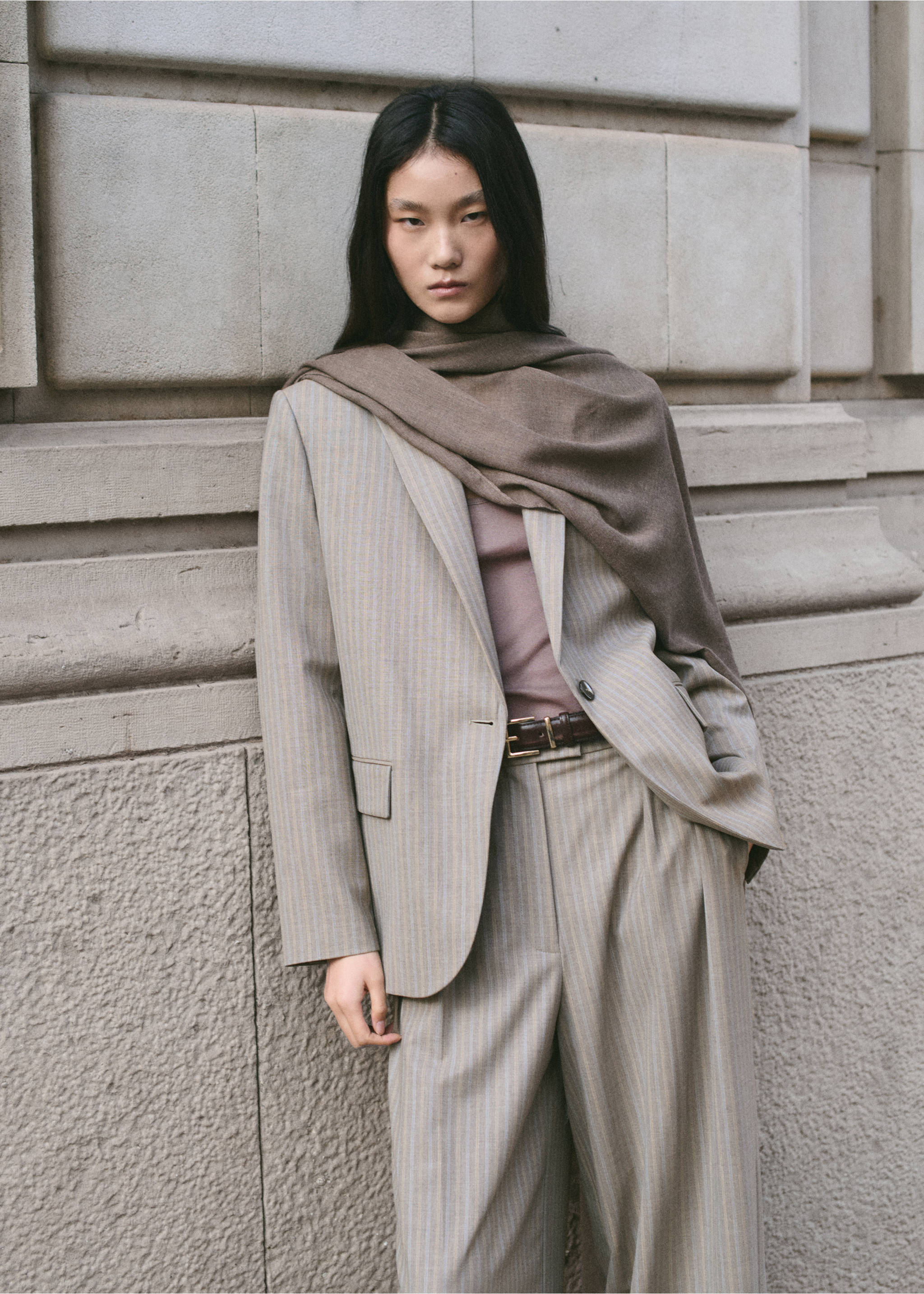 Костюмные брюки из смесовой шерстяной ткани - Средний план, Коричневый средний. Ref: 27014792-00.