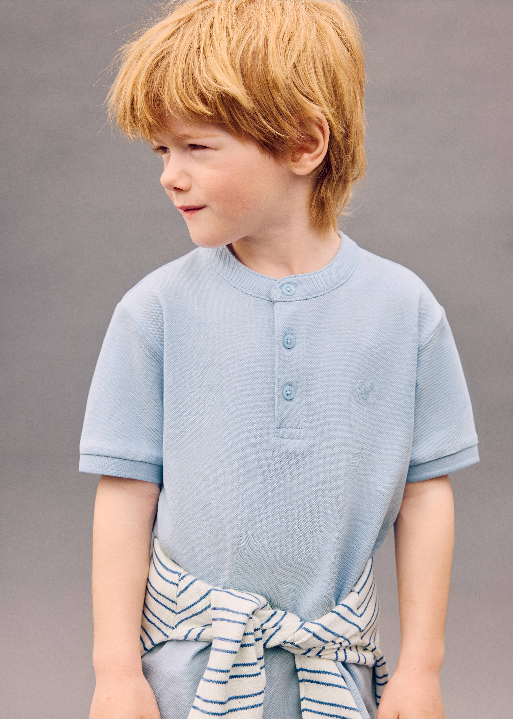 Baumwoll-Poloshirt mit Stickerei-Detail - Detail des Artikels 1, Himmelblau. Ref: 27015145-00.