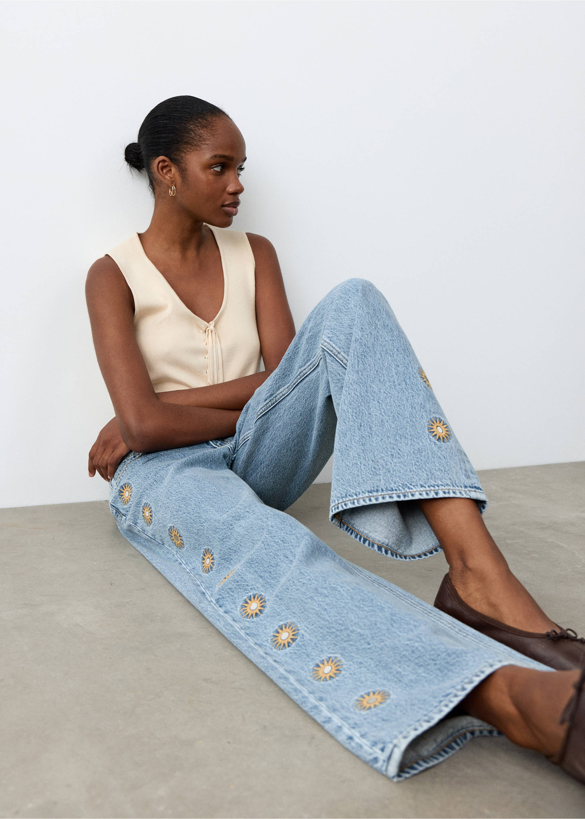 جينز مطرز بقصة مستقيمة - تفاصيل المنتج 2, أزرق متوسط. Ref: 27015163-00.