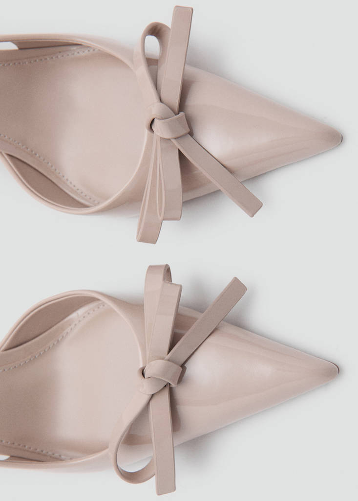 High-heeled shoes with pointed toe and bow — Nude
