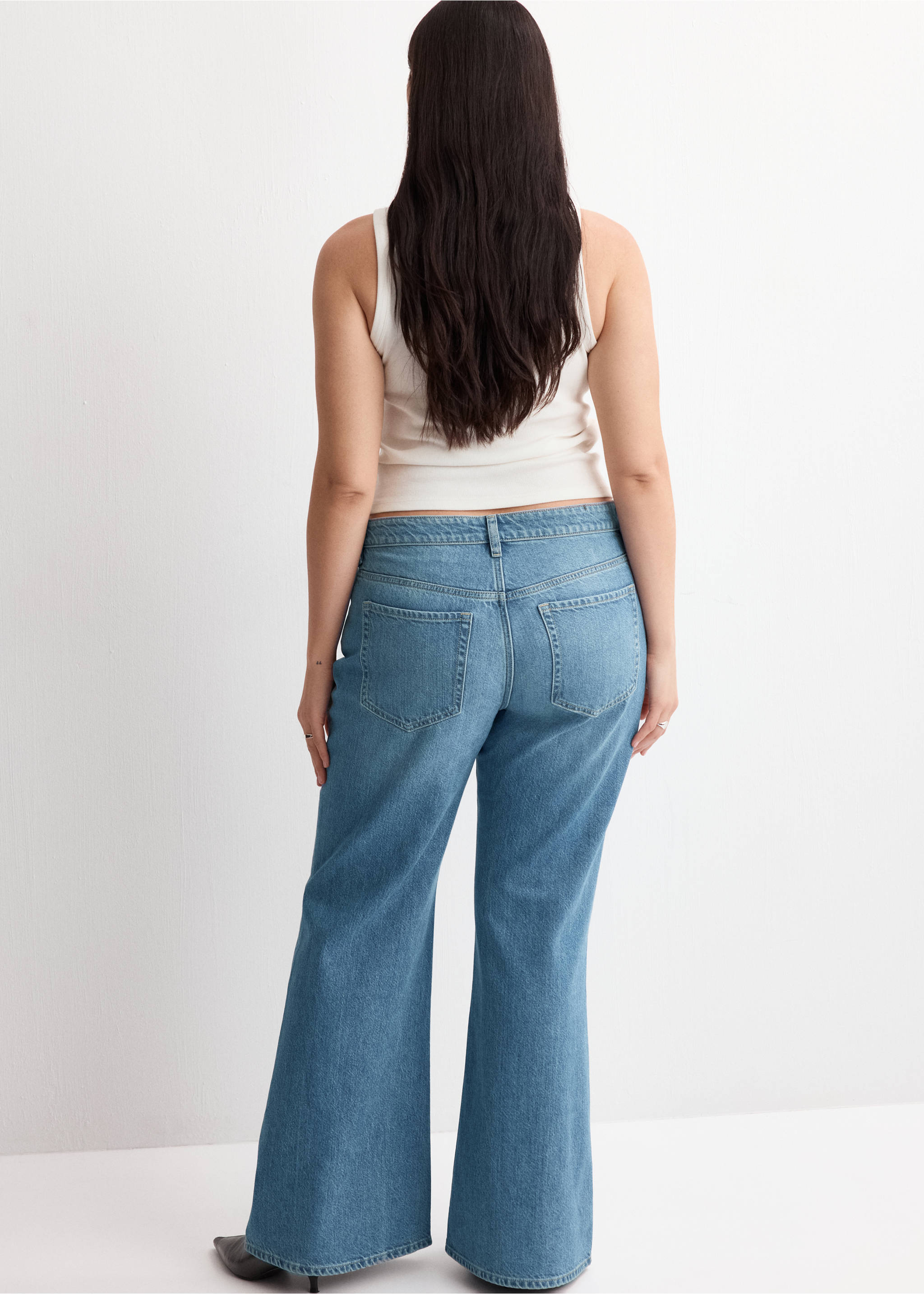 Mid-rise flared jeans - Details of the article 4, Medium Blue. Ref: 27015827-00.